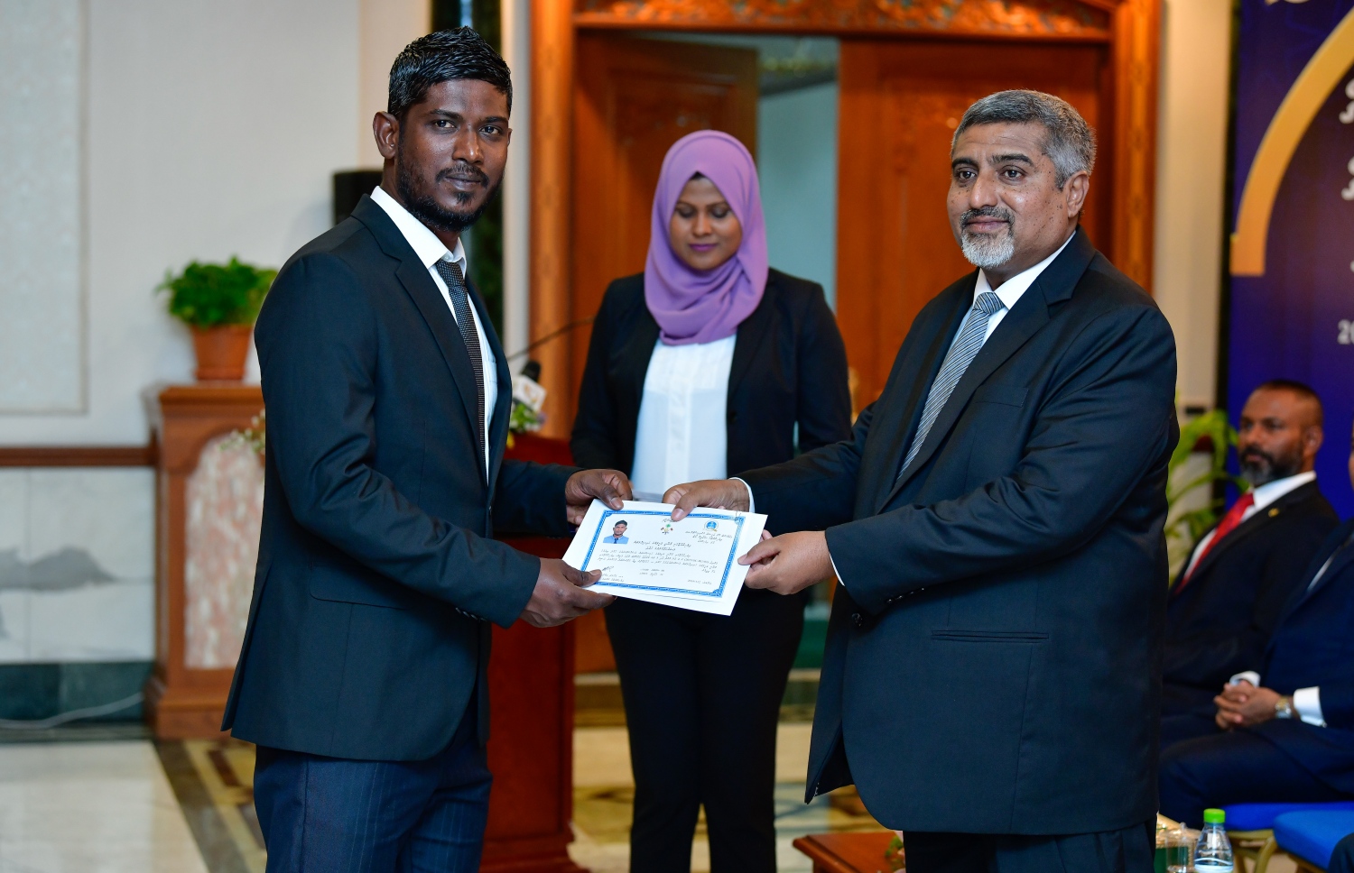 މާލެ: އޭޕްރީލް 11، 2019- އަލަށް ގާނޫނީ ވަކީލުކަމުގެ ހުވާކުރި ވަކީލަކަށް، ކުރީގެ ޕްރޮސެކިއުޓާ ޖެނެރަލް އަހުމަދު މުއިއްޒު، ވަކީލުކަމުގެ ހުއްދަ މިރޭ ހަވާލުކޮށްދެއްވަނީ.---ފޮޓޯ: ނިޝާން އަލީ/މިހާރު