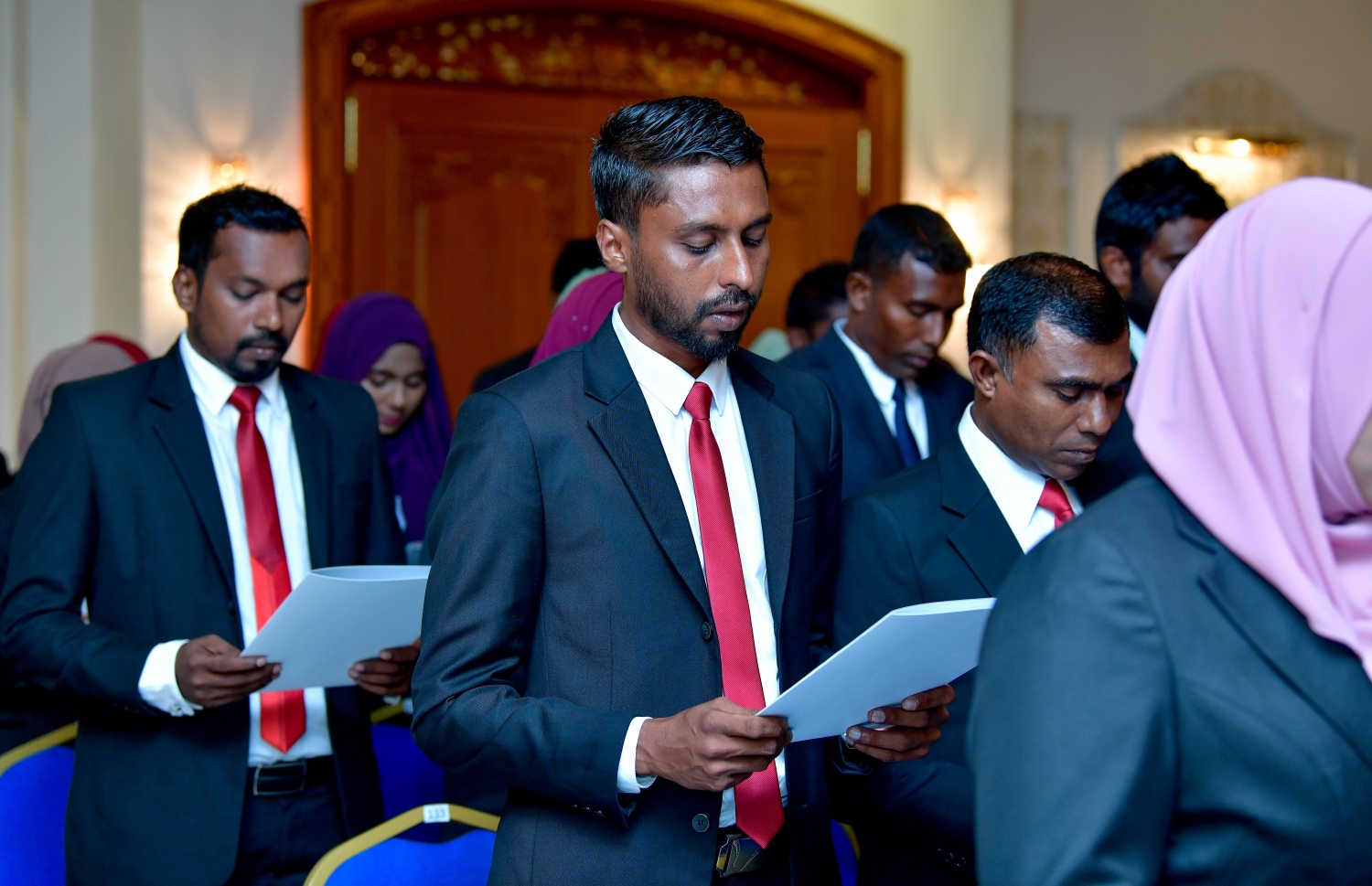 މާލެ: އޭޕްރީލް 11، 2019- އަލަށް ގާނޫނީ ވަކީލުކަމުގެ ދާއިރާ އަށް ވަން ވަކީލުން މިރޭ ހުވާކުރަނީ: ސުޕްރީމް ކޯޓުގައި އޮތް މި ރަސްމިއްޔާތުގަިއ 84 ވަކީލަކު ހުވާކުރި.---ފޮޓޯ: ނިޝާން އަލީ/މިހާރު