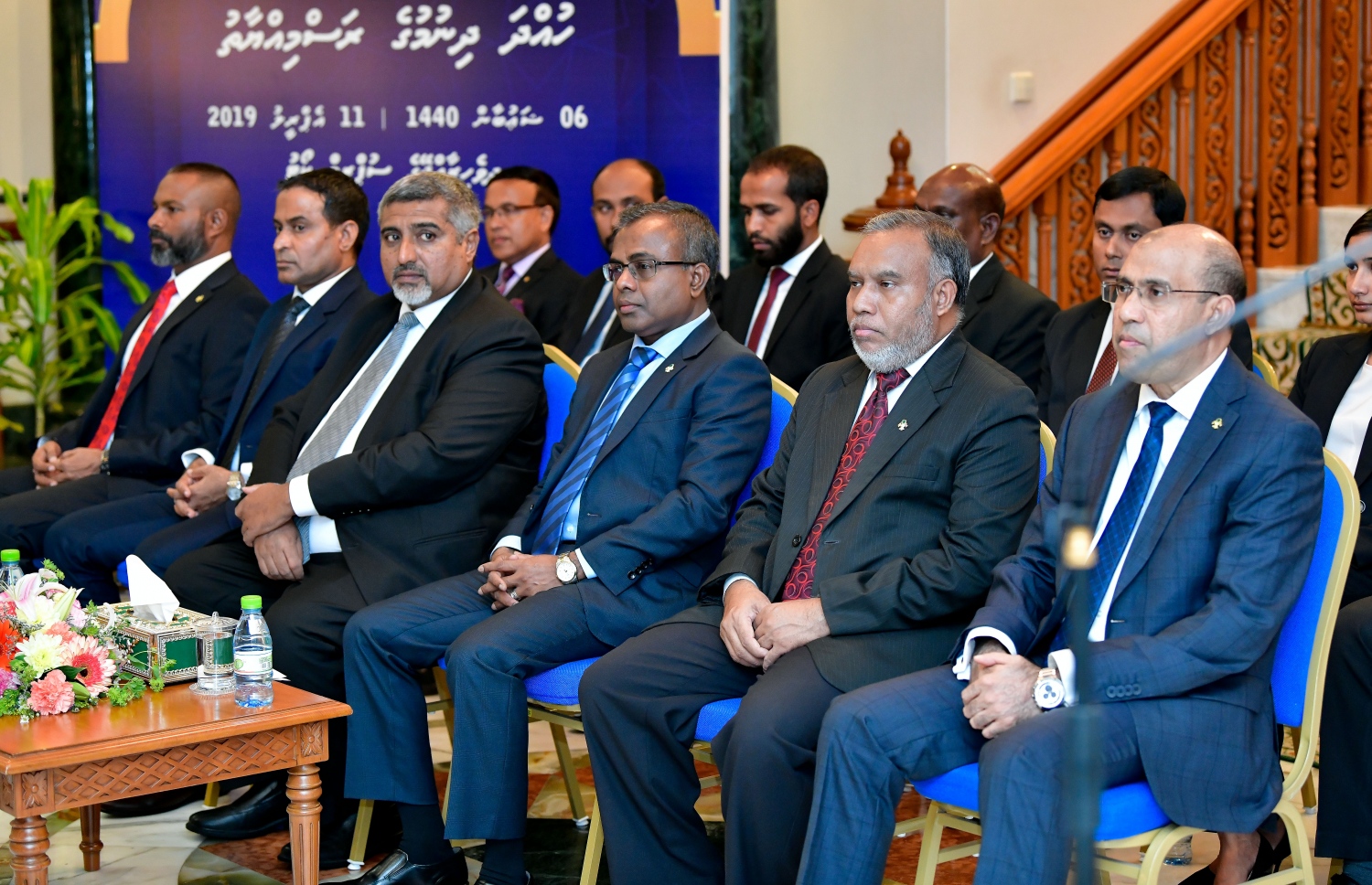 މާލެ: އޭޕްރީލް 11، 2019- ގާނޫނީ ވަކީލުންތަކެއް ހުވާކުރުމަށް ސުޕްރީމް ކޯޓުގައި މިރޭ ބޭއްވި ރަސްމިއްޔާތުގެ ޝަރަފުވެރި މެހުމާން ކުރީގެ ޕްރޮސެކިއުޓާ ޖެނެރަލް އަހުމަދު މުއިއްޒާއި އުއްތަމަ ފަނޑިޔާރު ޑރ. އަހުމަދު އަބްދުﷲ ދީދީ އަދި ސުޕްރީމް ކޯޓުގެ އެހެން ބައެއް ފަނޑިޔާރުން ބައިވެރިވެވަޑައިގަންނަވަނީ: މި ބުރުގައި 84 ވަކީލަކަށް ވަކީލުކަމުގެ ހުއްދަ ދިން.---ފޮޓޯ: ނިޝާން އަލީ/މިހާރު