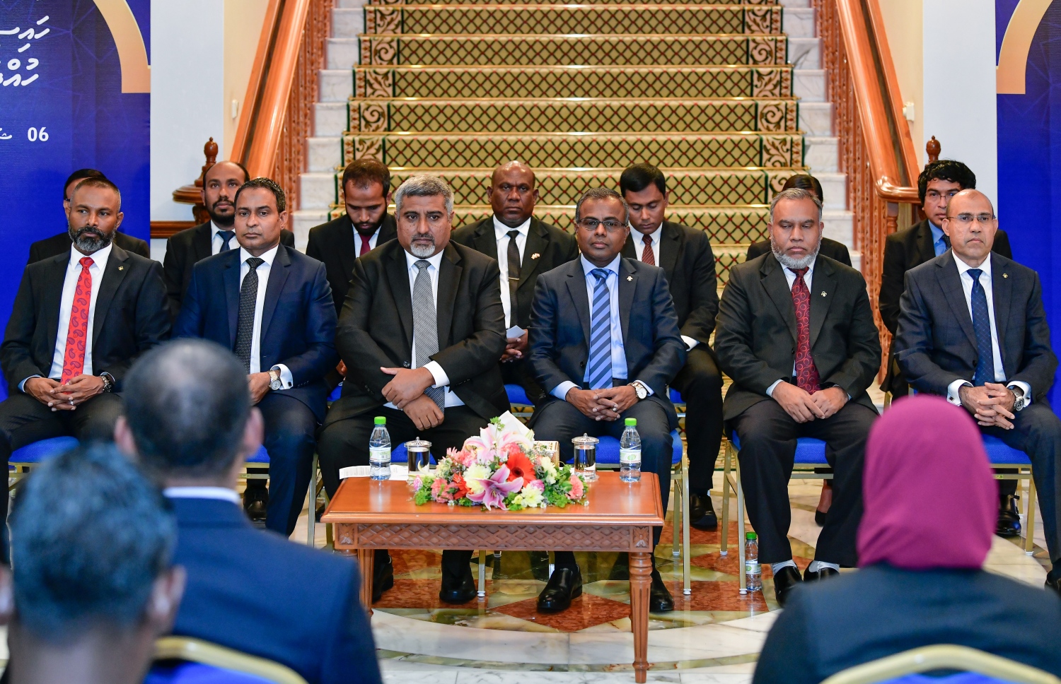 މާލެ: އޭޕްރީލް 11، 2019- ގާނޫނީ ވަކީލުންތަކެއް ހުވާކުރުމަށް ސުޕްރީމް ކޯޓުގައި މިރޭ ބޭއްވި ރަސްމިއްޔާތުގެ ޝަރަފުވެރި މެހުމާން ކުރީގެ ޕްރޮސެކިއުޓާ ޖެނެރަލް އަހުމަދު މުއިއްޒާއި އުއްތަމަ ފަނޑިޔާރު ޑރ. އަހުމަދު އަބްދުﷲ ދީދީ އަދި ސުޕްރީމް ކޯޓުގެ އެހެން ބައެއް ފަނޑިޔާރުން ބައިވެރިވެވަޑައިގަންނަވަނީ: މި ބުރުގައި 84 ވަކީލަކަށް ވަކީލުކަމުގެ ހުއްދަ ދިން.---ފޮޓޯ: ނިޝާން އަލީ/މިހާރު