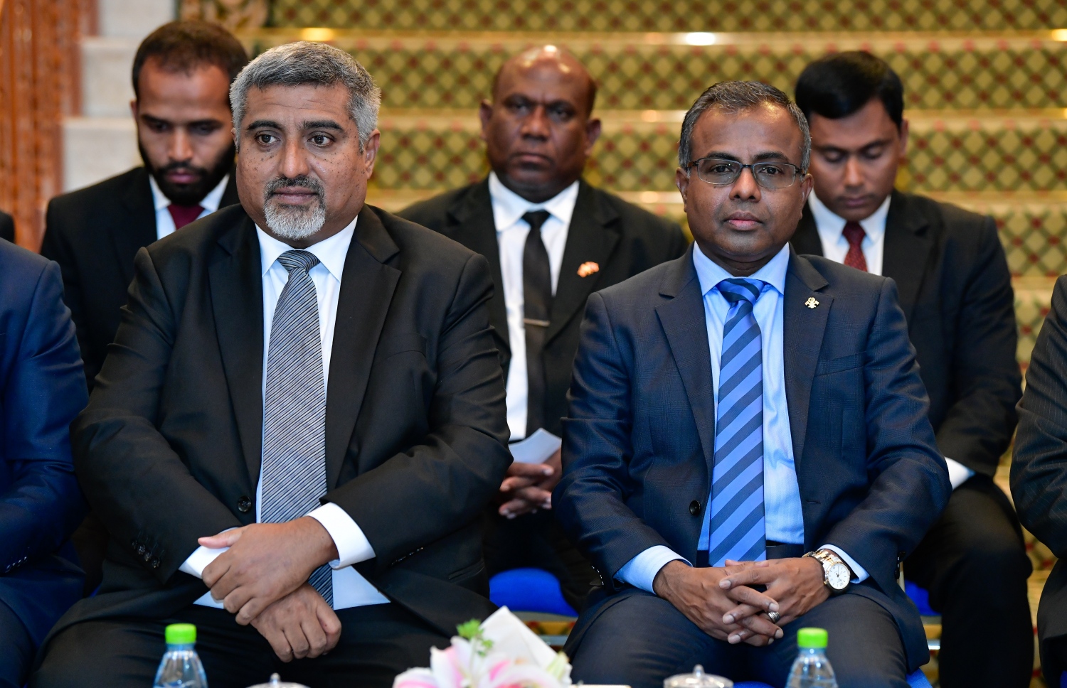 މާލެ: އޭޕްރީލް 11، 2019- ގާނޫނީ ވަކީލުންތަކެއް ހުވާކުރުމަށް ސުޕްރީމް ކޯޓުގައި މިރޭ ބޭއްވި ރަސްމިއްޔާތުގެ ޝަރަފުވެރި މެހުމާން ކުރީގެ ޕްރޮސެކިއުޓާ ޖެނެރަލް އަހުމަދު މުއިއްޒު އަދި އުއްތަމަ ފަނޑިޔާރު ޑރ. އަހުމަދު އަބްދުﷲ ދީދީ ބައިވެރިވެވަޑައިގަންނަވަނީ: މި ބުރުގައި 84 ވަކީލަކަށް ވަކީލުކަމުގެ ހުއްދަ ދިން.---ފޮޓޯ: ނިޝާން އަލީ/މިހާރު