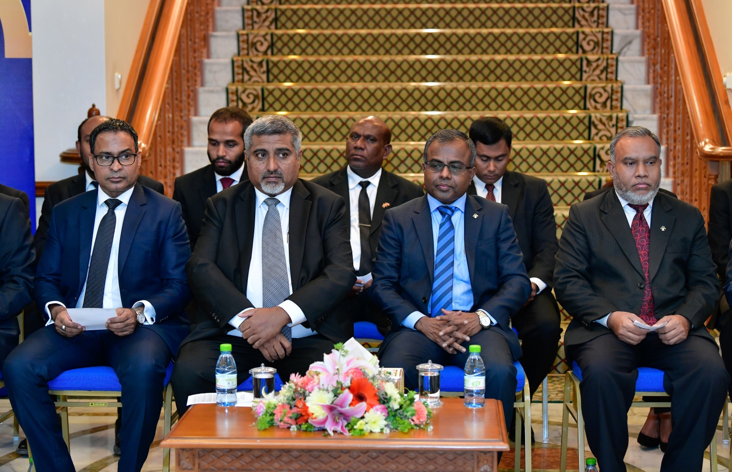 މާލެ: އޭޕްރީލް 11، 2019- ގާނޫނީ ވަކީލުންތަކެއް ހުވާކުރުމަށް ސުޕްރީމް ކޯޓުގައި މިރޭ ބޭއްވި ރަސްމިއްޔާތުގެ ޝަރަފުވެރި މެހުމާން ކުރީގެ ޕްރޮސެކިއުޓާ ޖެނެރަލް އަހުމަދު މުއިއްޒާއި އުއްތަމަ ފަނޑިޔާރު ޑރ. އަހުމަދު އަބްދުﷲ ދީދީ އަދި ސުޕްރީމް ކޯޓުގެ އެހެން ބައެއް ފަނޑިޔާރުން ބައިވެރިވެވަޑައިގަންނަވަނީ: މި ބުރުގައި 84 ވަކީލަކަށް ވަކީލުކަމުގެ ހުއްދަ ދިން.---ފޮޓޯ: ނިޝާން އަލީ/މިހާރު