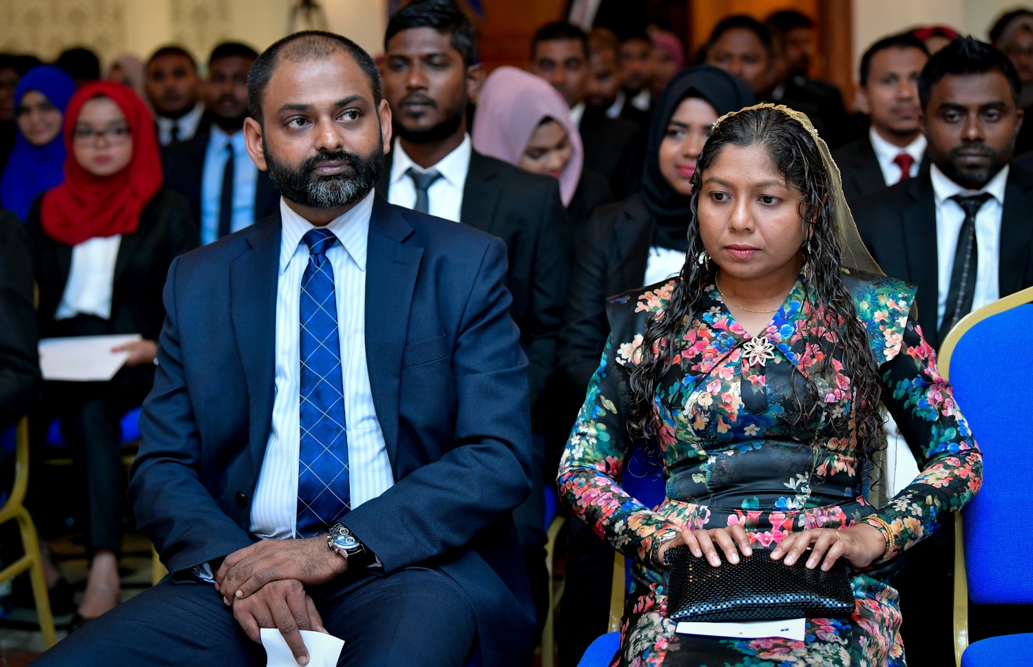 މާލެ: އޭޕްރީލް 11، 2019- އަލަށް ގާނޫނީ ވަކީލުކަމުގެ ދާއިރާ އަށް ވަން ވަކީލުން ހުވާކުރުމަށް ސުޕްރީމް ކޯޓުގައި މިރޭ އޮތް ރަސްމިއްޔާތުގައި ބައިވެރިވެވަޑައިގެންނެވި ބައެއް ބޭފުޅުން.---ފޮޓޯ: ނިޝާން އަލީ/މިހާރު