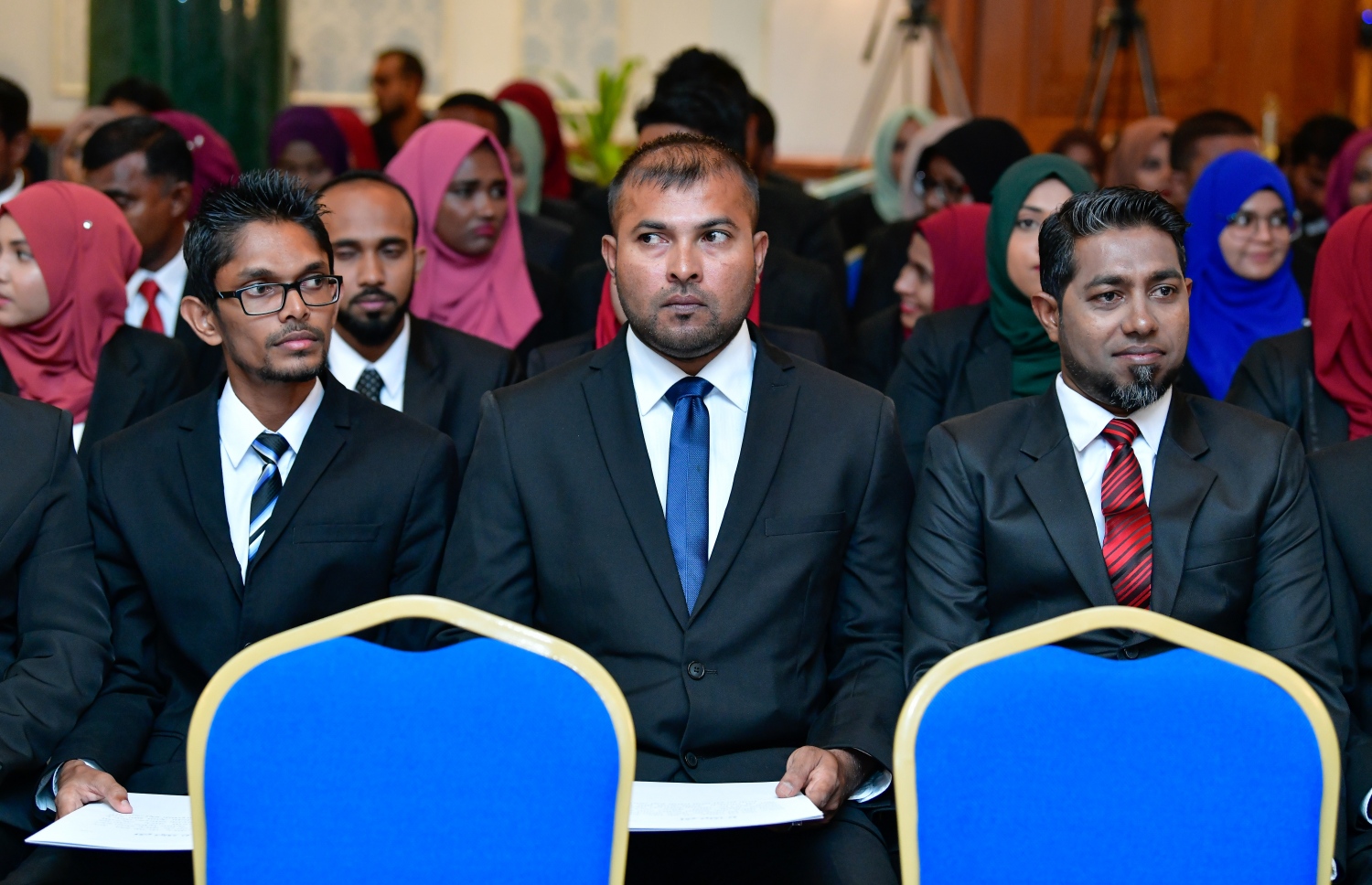 މާލެ: އޭޕްރީލް 11، 2019- އަލަށް ގާނޫނީ ވަކީލުކަމުގެ ހުވާކުރި ބައެއް ވަކީލުން މިރޭގެ ރަސްމިއްޔާތުގައި: ސުޕްރީމް ކޯޓުގައި އޮތް މި ހަފުލާގައި 84 މީހަކު ވަކީލުކަމުގެ ހުވާކުރި.---ފޮޓޯ: ނިޝާން އަލީ/މިހާރު