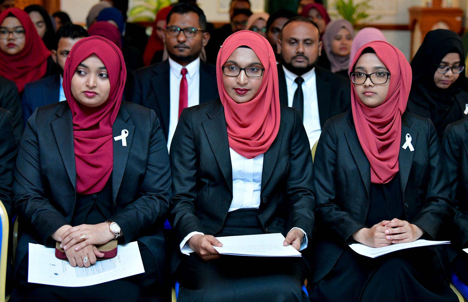 މާލެ: އޭޕްރީލް 11، 2019- އަލަށް ގާނޫނީ ވަކީލުކަމުގެ ހުވާކުރި ބައެއް ވަކީލުން މިރޭގެ ރަސްމިއްޔާތުގައި: ސުޕްރީމް ކޯޓުގައި އޮތް މި ހަފުލާގައި 84 މީހަކު ވަކީލުކަމުގެ ހުވާކުރި.---ފޮޓޯ: ނިޝާން އަލީ/މިހާރު