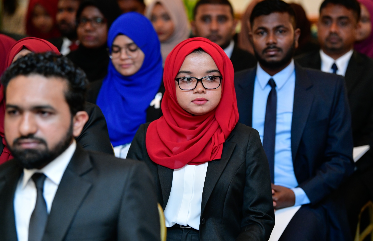 މާލެ: އޭޕްރީލް 11، 2019- އަލަށް ގާނޫނީ ވަކީލުކަމުގެ ހުވާ މިރޭ ކުރި ބައެއް ވަކީލުން މިރޭގެ ރަސްމިއްޔާތުގައި: ސުޕްރީމް ކޯޓުގައި އޮތް މި ހަފުލާގައި 84 މީހަކު ވަކީލުކަމުގެ ހުވާކުރި.---ފޮޓޯ: ނިޝާން އަލީ/މިހާރު