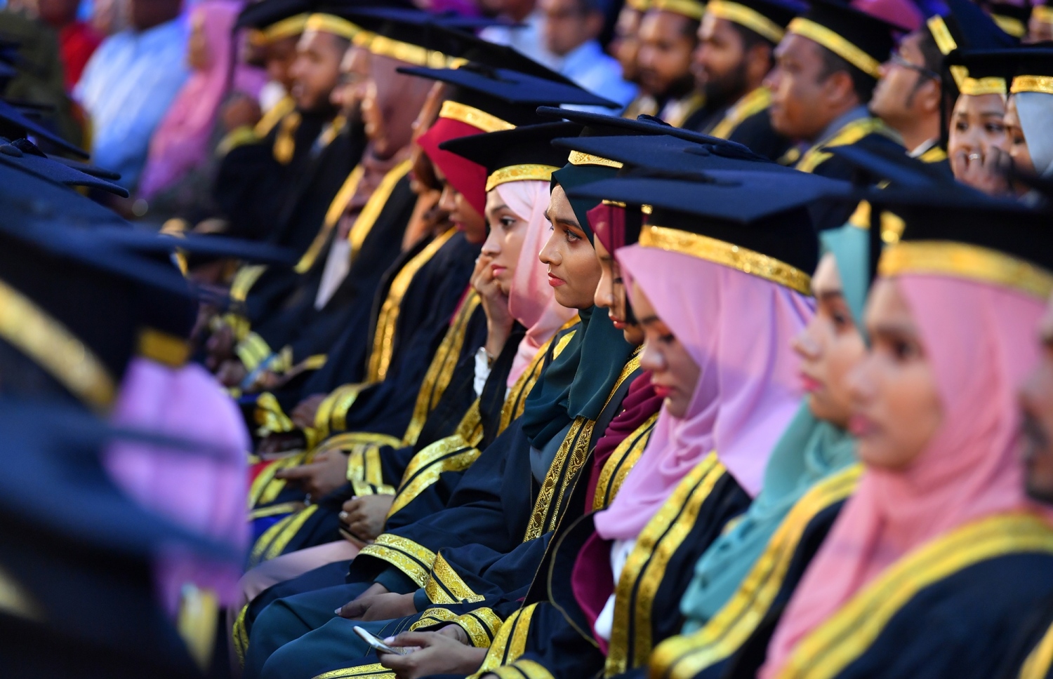 މާލެ: އޭޕްރީލް 11، 2019- ދިވެހިރާއްޖޭގެ ގައުމީ ޔުނިވާސިޓީން މިދިޔަ އަހަރު ދަސްވެނިވުނު ބައެއް ދަރިވަރުން، ދަސްވެނިވުމުގެ ހަފުލާގައި: މި ހަފުލާގައި 558 ދަރިވަރުން ދަސްވެނިވެފައިވޭ. އޭގެ ތެރެއިން 78.2 ޕަސެންޓަކީ އަންހެން ދަރިވަރުން.---ފޮޓޯތައް: ރައީސް އޮފީސް