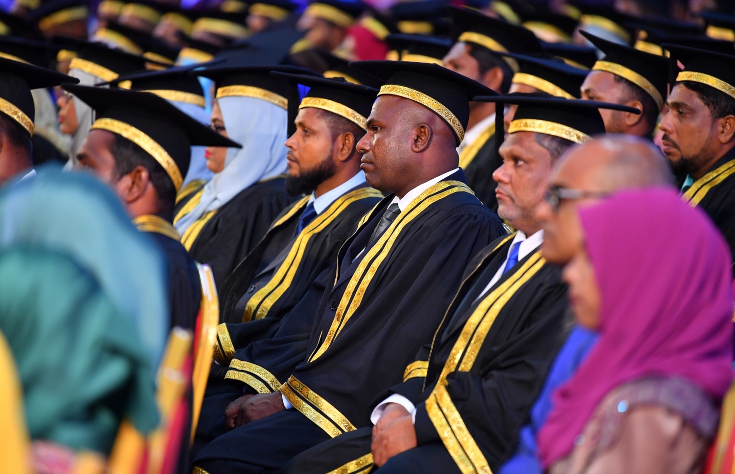 މާލެ: އޭޕްރީލް 11، 2019- ދިވެހިރާއްޖޭގެ ގައުމީ ޔުނިވާސިޓީން މިދިޔަ އަހަރު ދަސްވެނިވުނު ބައެއް ދަރިވަރުން، ދަސްވެނިވުމުގެ ހަފުލާގައި: މި ހަފުލާގައި 558 ދަރިވަރުން ދަސްވެނިވެފައިވޭ. އޭގެ ތެރެއިން 78.2 ޕަސެންޓަކީ އަންހެން ދަރިވަރުން.---ފޮޓޯތައް: ރައީސް އޮފީސް