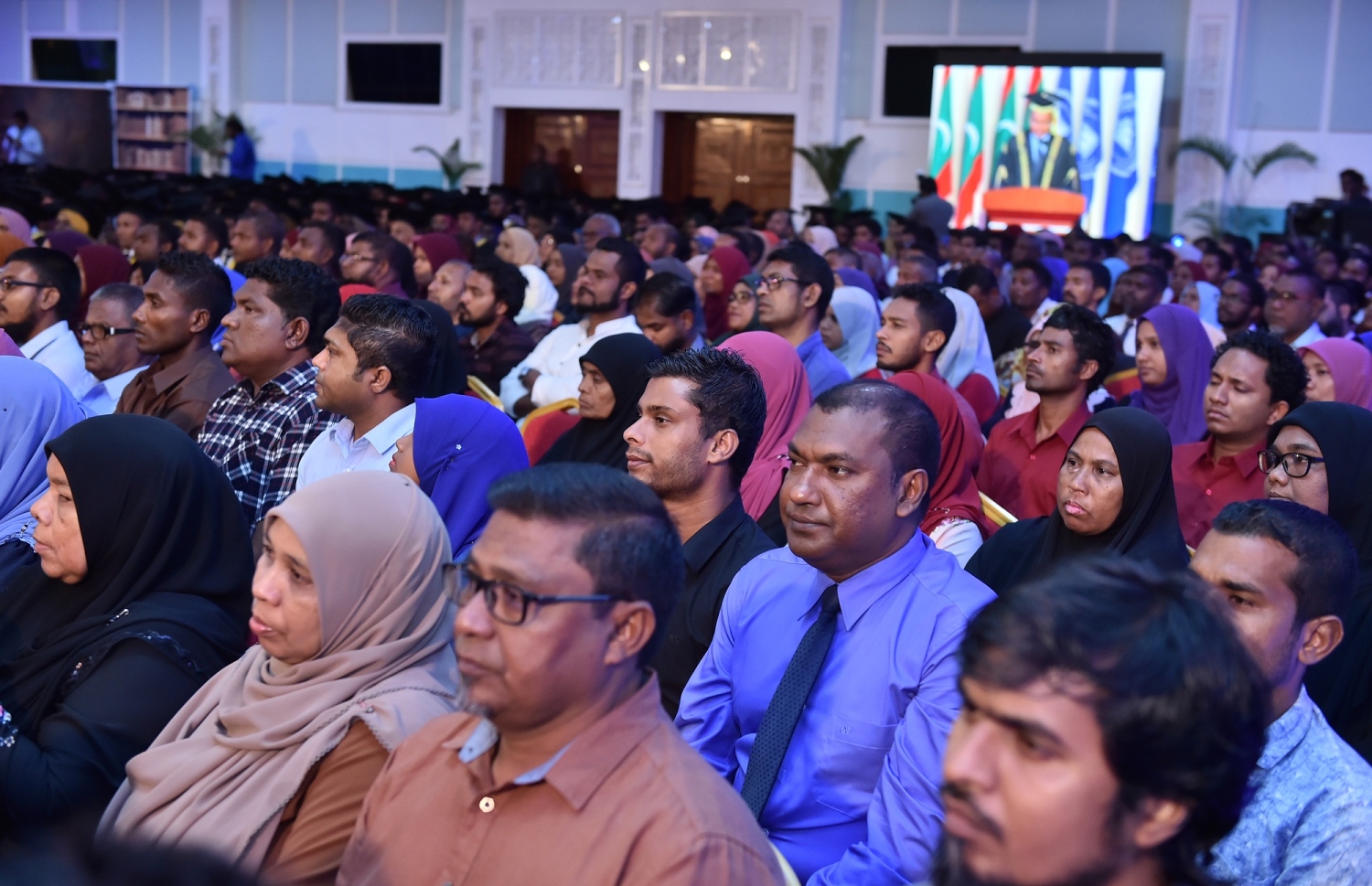މާލެ: އޭޕްރީލް 11، 2019- ދިވެހިރާއްޖޭގެ ގައުމީ ޔުނިވާސިޓީގެ މިދިޔަ އަހަރުގެ ދަސްވެނިވުމުގެ ހަފުލާގައި ބައިވެރިވެވަޑައިގެންނެވި ބައެއް މީހުން.---ފޮޓޯ: ރައީސް އޮފީސް