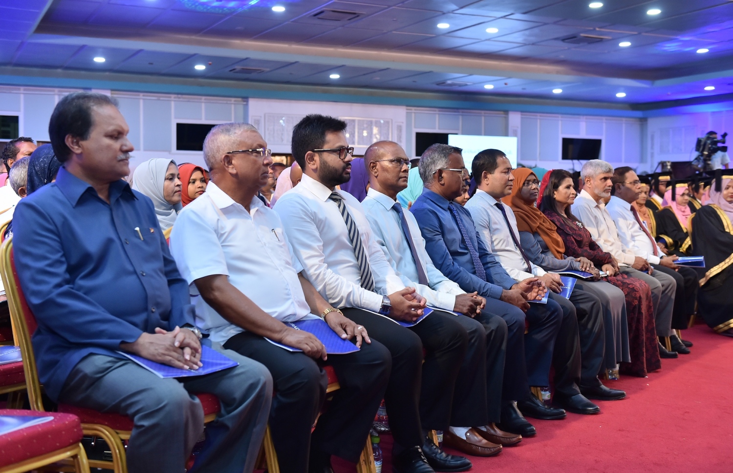 މާލެ: އޭޕްރީލް 11، 2019- ދިވެހިރާއްޖޭގެ ގައުމީ ޔުނިވާސިޓީގެ މިދިޔަ އަހަރުގެ ދަސްވެނިވުމުގެ ހަފުލާގައި ބައިވެރިވެވަޑައިގެންނެވި ބައެއް ބޭފުޅުން.---ފޮޓޯ: ރައީސް އޮފީސް