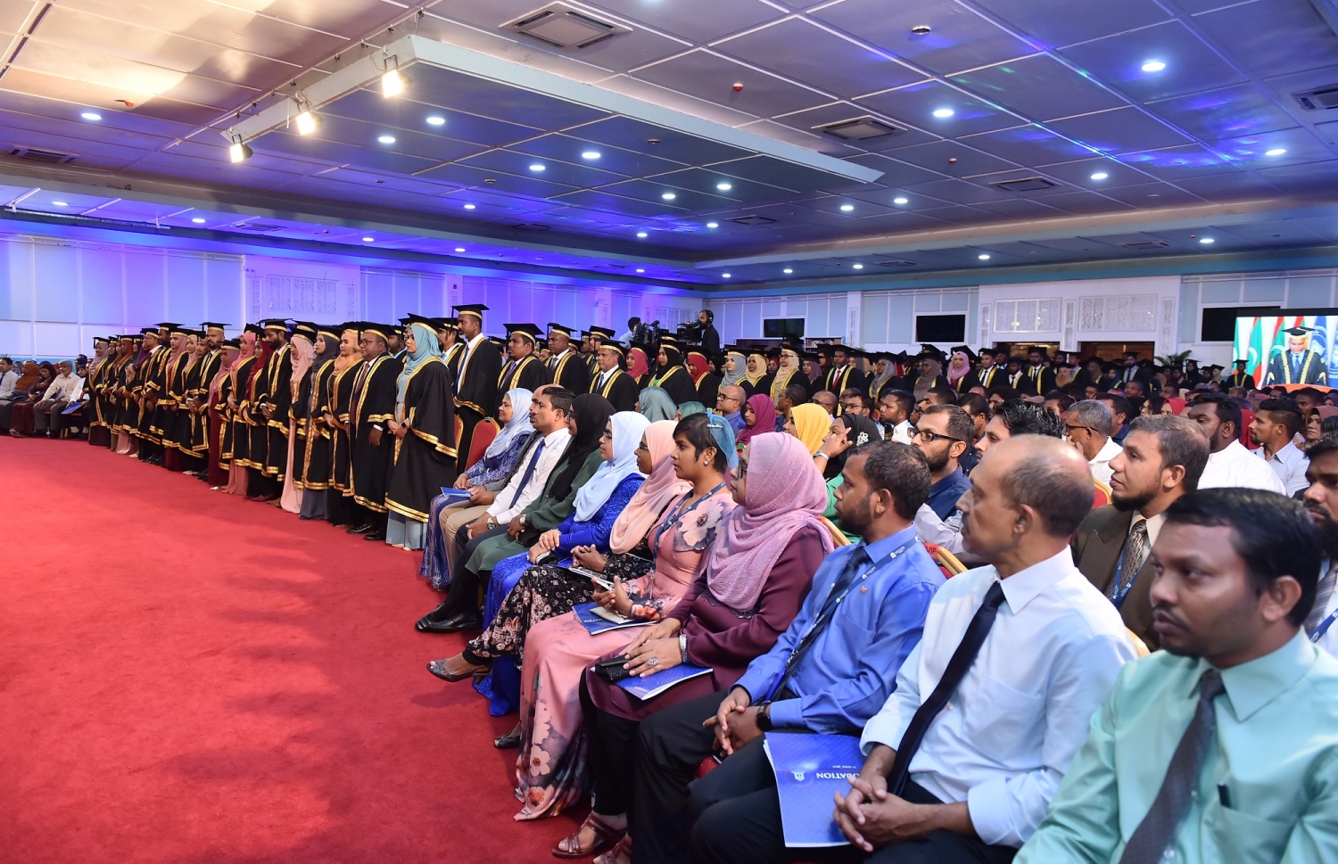 މާލެ: އޭޕްރީލް 11، 2019- ދިވެހިރާއްޖޭގެ ގައުމީ ޔުނިވަސިޓީގެ މިދިޔަ އަހަރުގެ ދަސްވެނިމުނު ހަފުލާގެ ތެރެއިން: މި ހަފުލާގައި 558 ދަރިވަރުން ދަސްވެނިވެފައިވޭ. އޭގެ ތެރެއިން 78.2 ޕަސެންޓަކީ އަންހެން ދަރިވަރުން.---ފޮޓޯތައް: ރައީސް އޮފީސް