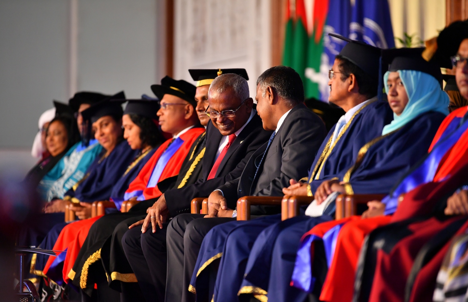 މާލެ: އޭޕްރީލް 11، 2019- ދިވެހިރާއްޖޭގެ ގައުމީ ޔުނިވާސިޓީގެ މިދިޔަ އަހަރުގެ ދަސްވެނިމުނު ހަފުލާގައި ރައީސް އިބްރާހިމް މުހައްމަދު ސޯލިހާއި ހަޔާ އެޑިއުކޭޝަން މިނިސްޓަރު ޑރ. އިބްރާހިމް ހަސަން މަޝްވަރާ ކުރައްވަނީ: މި ހަފުލާގައި 558 ދަރިވަރުން ދަސްވެނިވެފައިވޭ. އޭގެ ތެރެއިން 78.2 ޕަސެންޓަކީ އަންހެން ދަރިވަރުން.---ފޮޓޯތައް: ރައީސް އޮފީސް