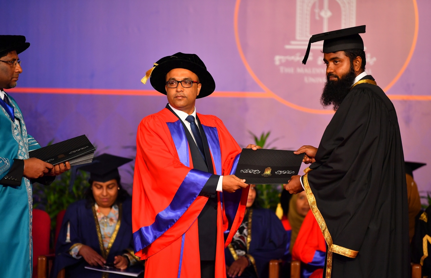 މާލެ: އޭޕްރީލް 11، 2019- ދިވެހިރާއްޖޭގެ ގައުމީ ޔުނިވަސިޓީން މިދިޔަ އަހަރު ދަސްވެނިމުނު ދަރިވަރަަކަށް ސެޓްފިކެޓު ހަވާލުކުރައްވަނީ: މި ހަފުލާގައި 558 ދަރިވަރުން ދަސްވެނިވެފައިވޭ. އޭގެ ތެރެއިން 78.2 ޕަސެންޓަކީ އަންހެން ދަރިވަރުން.---ފޮޓޯތައް: ރައީސް އޮފީސް