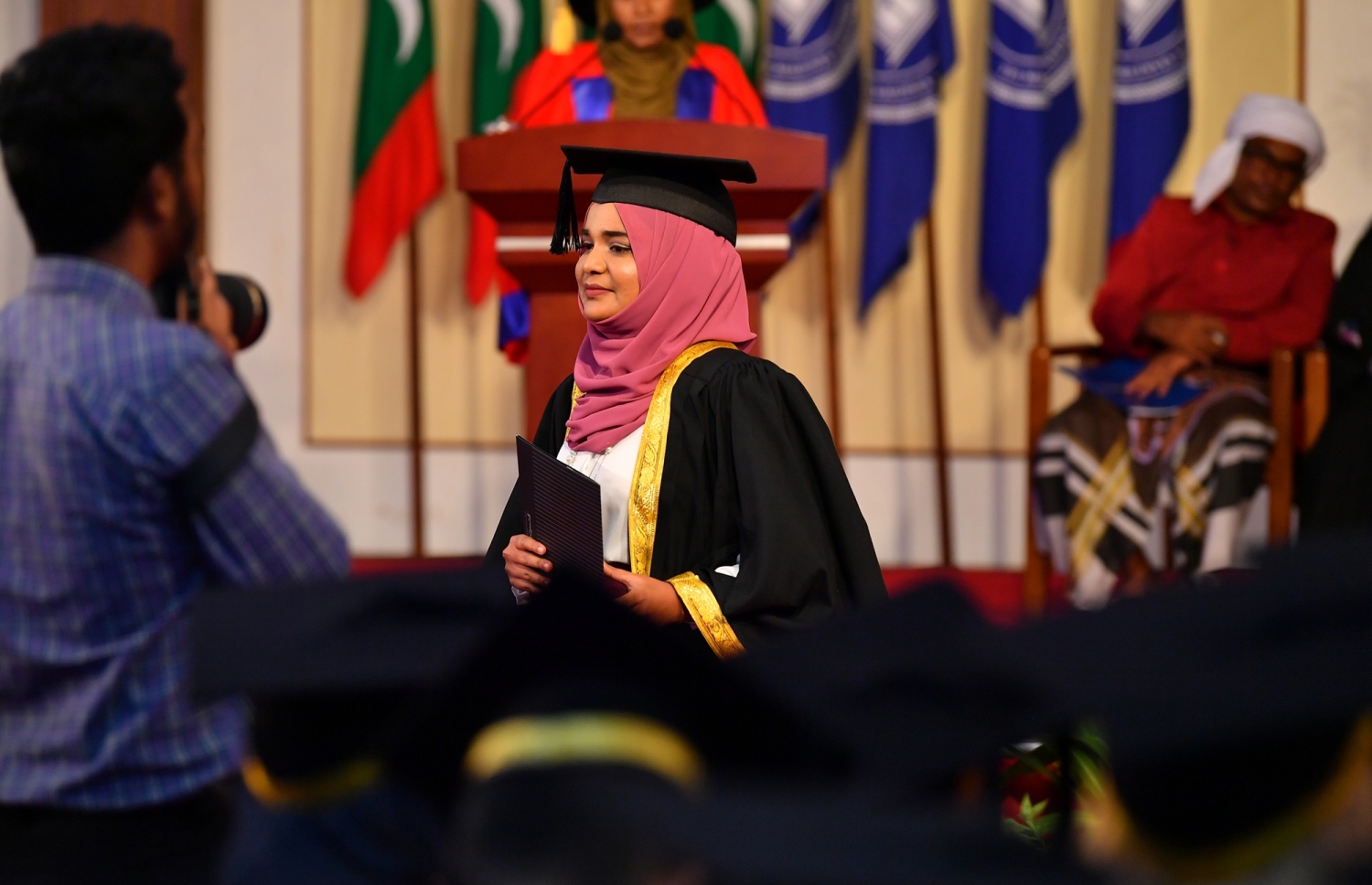 މާލެ: އޭޕްރީލް 11، 2019- ދިވެހިރާއްޖޭގެ ގައުމީ ޔުނިވަސިޓީން މިދިޔަ އަހަރު ދަސްވެނިމުނު ދަރިވަރަަކު ސެޓްފިކެޓު ހިފައިގެން ސްޓޭޖުން ފައިބަނީ: މި ހަފުލާގައި 558 ދަރިވަރުން ދަސްވެނިވެފައިވޭ. އޭގެ ތެރެއިން 78.2 ޕަސެންޓަކީ އަންހެން ދަރިވަރުން.---ފޮޓޯތައް: ރައީސް އޮފީސް