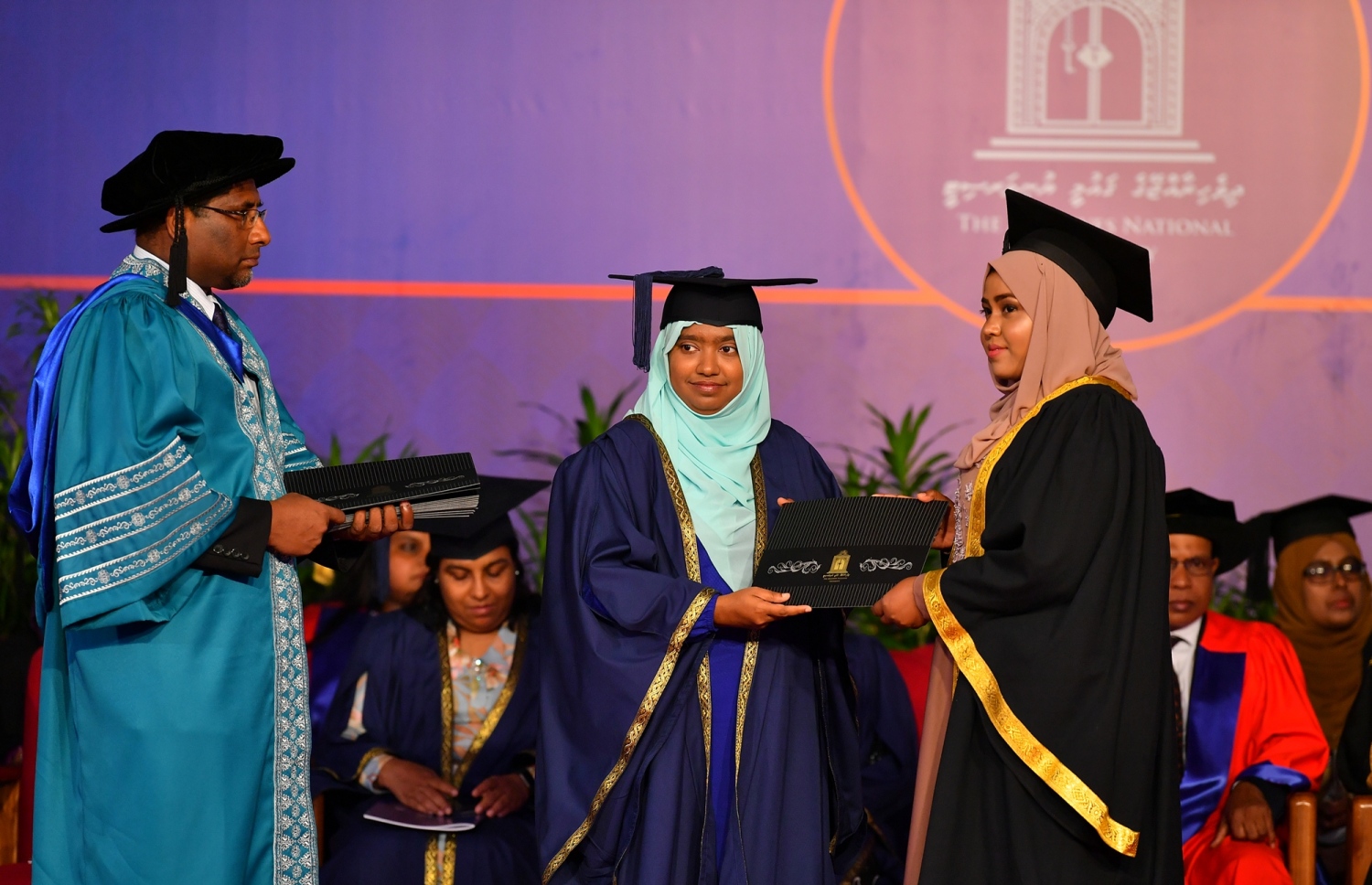 މާލެ: އޭޕްރީލް 11، 2019- ދިވެހިރާއްޖޭގެ ގައުމީ ޔުނިވަސިޓީން މިދިޔަ އަހަރު ދަސްވެނިމުނު ދަރިވަރަަކަށް ސެޓްފިކެޓު ހަވާލުކުރައްވަނީ: މި ހަފުލާގައި 558 ދަރިވަރުން ދަސްވެނިވެފައިވޭ. އޭގެ ތެރެއިން 78.2 ޕަސެންޓަކީ އަންހެން ދަރިވަރުން.---ފޮޓޯތައް: ރައީސް އޮފީސް