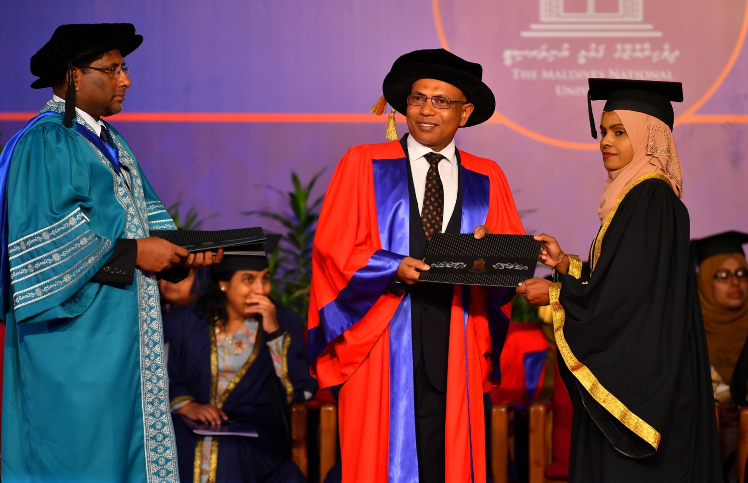 މާލެ: އޭޕްރީލް 11، 2019- ދިވެހިރާއްޖޭގެ ގައުމީ ޔުނިވަސިޓީން މިދިޔަ އަހަރު ދަސްވެނިމުނު ދަރިވަރަަކަށް ސެޓްފިކެޓު ހަވާލުކުރައްވަނީ: މި ހަފުލާގައި 558 ދަރިވަރުން ދަސްވެނިވެފައިވޭ. އޭގެ ތެރެއިން 78.2 ޕަސެންޓަކީ އަންހެން ދަރިވަރުން.---ފޮޓޯތައް: ރައީސް އޮފީސް