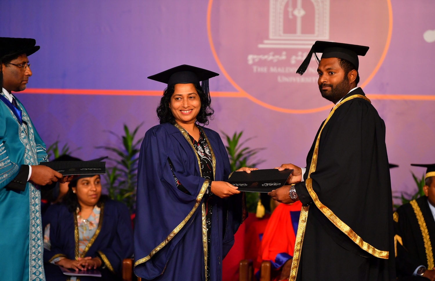 މާލެ: އޭޕްރީލް 11، 2019- ދިވެހިރާއްޖޭގެ ގައުމީ ޔުނިވަސިޓީން މިދިޔަ އަހަރު ދަސްވެނިމުނު ދަރިވަރަަކަށް ސެޓްފިކެޓު ހަވާލުކުރައްވަނީ: މި ހަފުލާގައި 558 ދަރިވަރުން ދަސްވެނިވެފައިވޭ. އޭގެ ތެރެއިން 78.2 ޕަސެންޓަކީ އަންހެން ދަރިވަރުން.---ފޮޓޯތައް: ރައީސް އޮފީސް