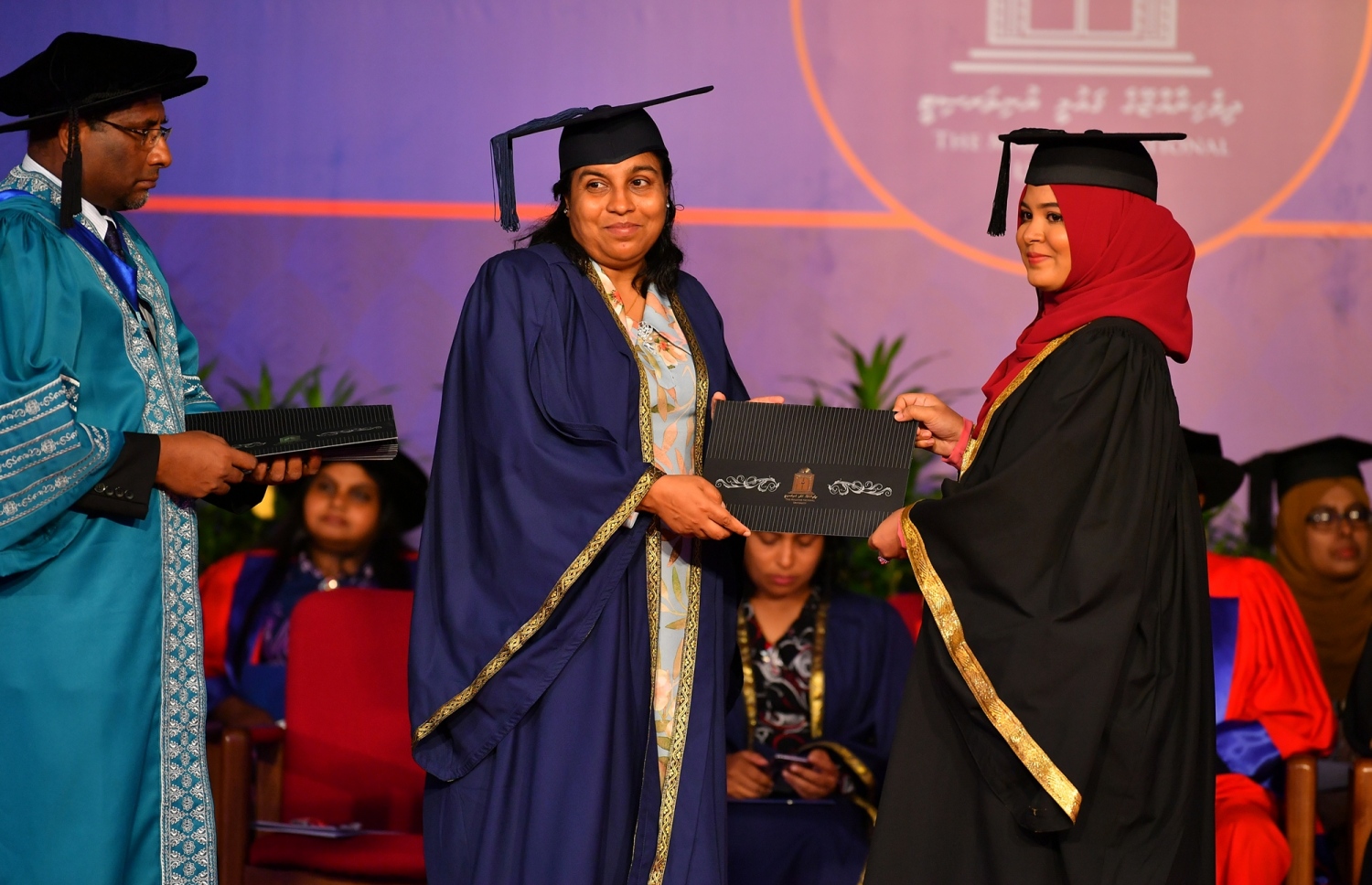 މާލެ: އޭޕްރީލް 11، 2019- ދިވެހިރާއްޖޭގެ ގައުމީ ޔުނިވަސިޓީން މިދިޔަ އަހަރު ދަސްވެނިމުނު ދަރިވަރަަކަށް ސެޓްފިކެޓު ހަވާލުކުރައްވަނީ: މި ހަފުލާގައި 558 ދަރިވަރުން ދަސްވެނިވެފައިވޭ. އޭގެ ތެރެއިން 78.2 ޕަސެންޓަކީ އަންހެން ދަރިވަރުން.---ފޮޓޯތައް: ރައީސް އޮފީސް