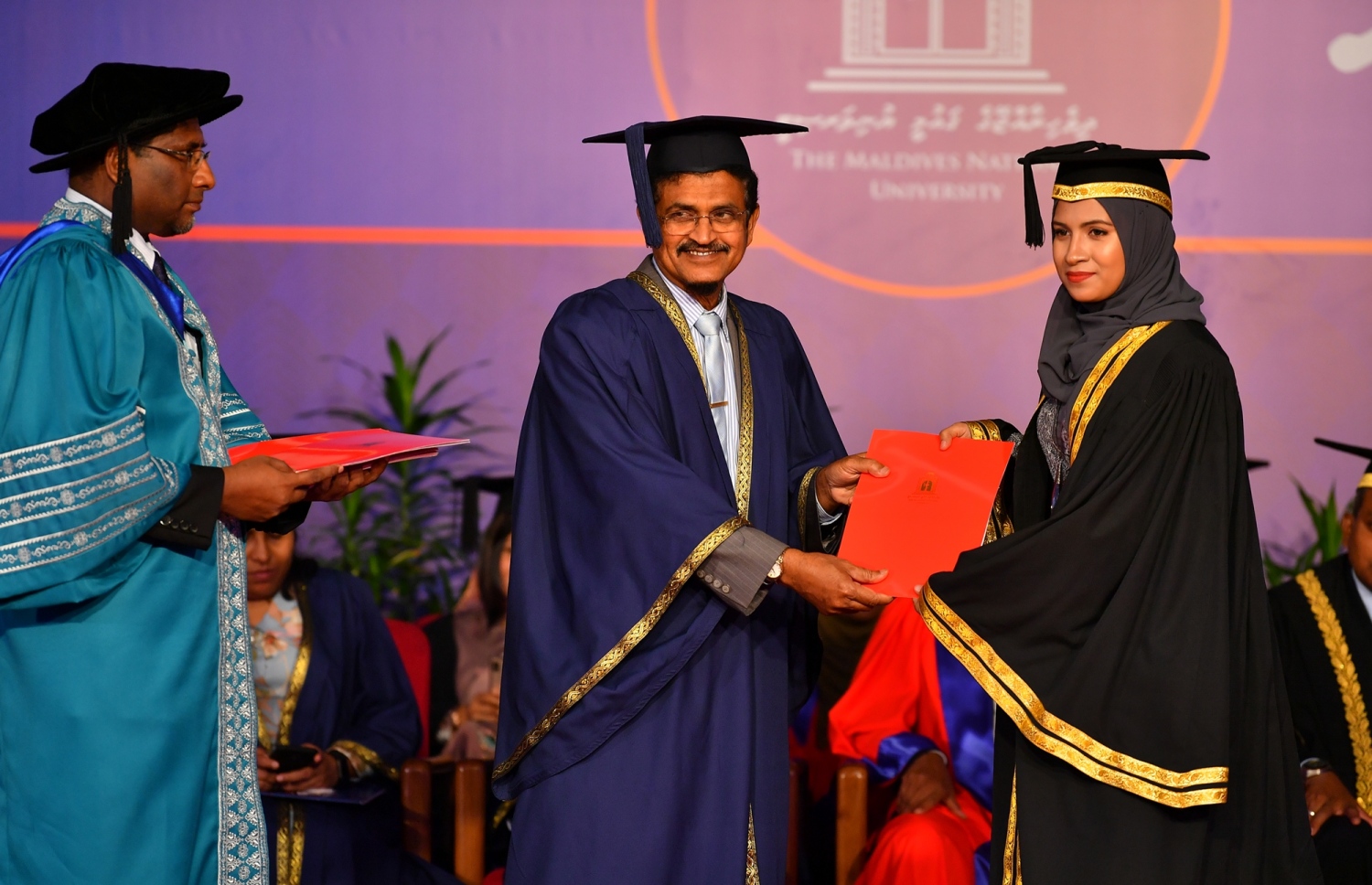 މާލެ: އޭޕްރީލް 11، 2019- ދިވެހިރާއްޖޭގެ ގައުމީ ޔުނިވަސިޓީން މިދިޔަ އަހަރު ދަސްވެނިމުނު ދަރިވަރަަކަށް އިންފޮމޭޝަން ކޮމިޝަނަރު އަބްދުލް އަޒީޒު ޖަމާލް އަބޫބަކުރު ސެޓްފިކެޓު ދެއްވަނީ: މި ހަފުލާގައި 558 ދަރިވަރުން ދަސްވެނިވެފައިވޭ. އޭގެ ތެރެއިން 78.2 ޕަސެންޓަކީ އަންހެން ދަރިވަރުން.---ފޮޓޯތައް: ރައީސް އޮފީސް