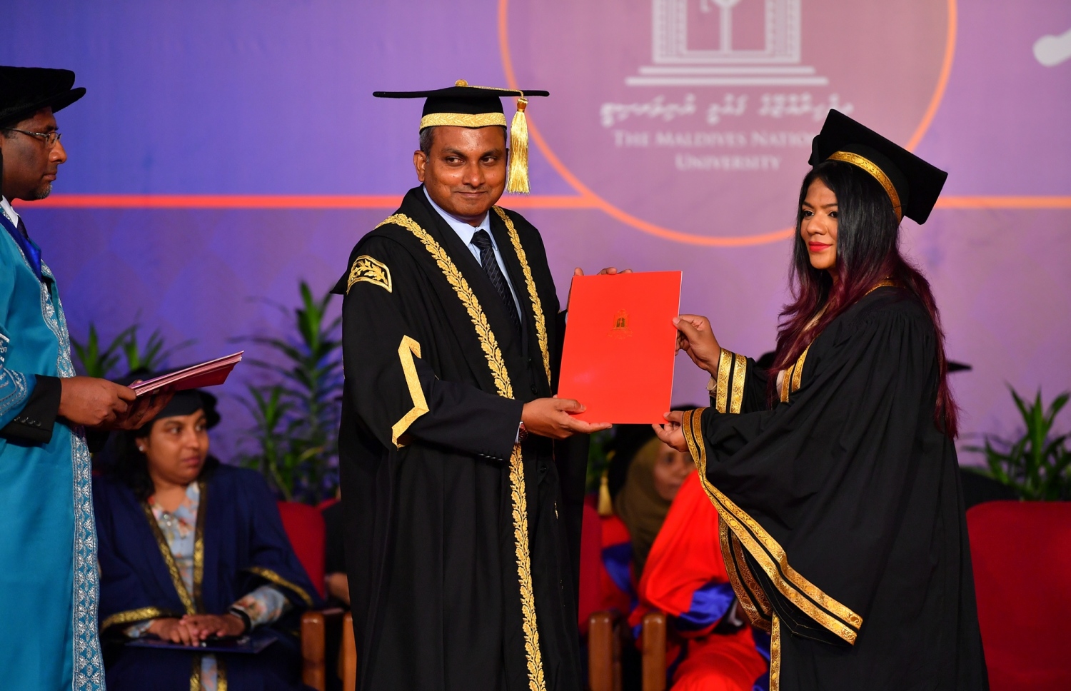 މާލެ: އޭޕްރީލް 11، 2019- ދިވެހިރާއްޖޭގެ ގައުމީ ޔުނިވަސިޓީން މިދިޔަ އަހަރު ދަސްވެނިމުނު ދަރިވަރަަކަށް، އެ ޔުނިވަސިޓީގެ ވައިސް ޗާންސެލަރު ފަވާޒު ސެޓްފިކެޓު ދެއްވަނީ: މި ހަފުލާގައި 558 ދަރިވަރުން ދަސްވެނިވެފައިވޭ. އޭގެ ތެރެއިން 78.2 ޕަސެންޓަކީ އަންހެން ދަރިވަރުން.---ފޮޓޯތައް: ރައީސް އޮފީސް