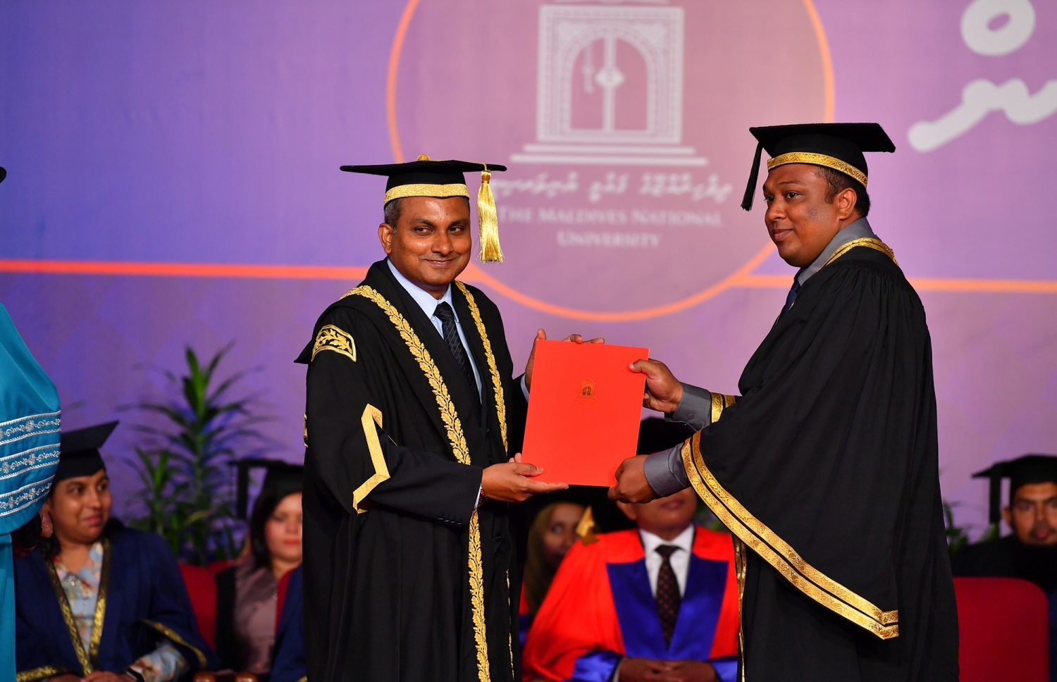 މާލެ: އޭޕްރީލް 11، 2019- ދިވެހިރާއްޖޭގެ ގައުމީ ޔުނިވަސިޓީން މިދިޔަ އަހަރު ދަސްވެނިމުނު ދަރިވަރަަކަށް، އެ ޔުނިވަސިޓީގެ ވައިސް ޗާންސެލަރު ފަވާޒު ސެޓްފިކެޓު ދެއްވަނީ: މި ހަފުލާގައި 558 ދަރިވަރުން ދަސްވެނިވެފައިވޭ. އޭގެ ތެރެއިން 78.2 ޕަސެންޓަކީ އަންހެން ދަރިވަރުން.---ފޮޓޯތައް: ރައީސް އޮފީސް