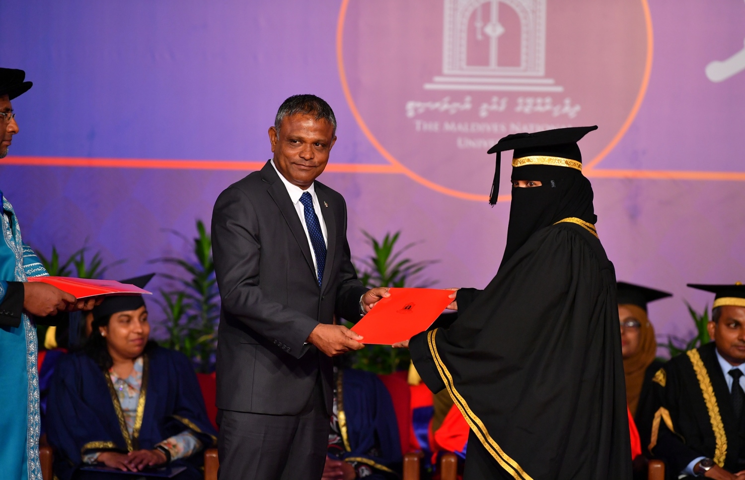 މާލެ: އޭޕްރީލް 11، 2019- ދިވެހިރާއްޖޭގެ ގައުމީ ޔުނިވަސިޓީން މިދިޔަ އަހަރު ދަސްވެނިމުނު ދަރިވަރަަކަށް ހަޔާ އެޑިއުކޭޝަން މިނިސްޓަރު ޑރ. އިބްރާހިމް ހަސަން ސެޓްފިކެޓު ދެއްވަނީ: މި ހަފުލާގައި 558 ދަރިވަރުން ދަސްވެނިވެފައިވޭ. އޭގެ ތެރެއިން 78.2 ޕަސެންޓަކީ އަންހެން ދަރިވަރުން.---ފޮޓޯތައް: ރައީސް އޮފީސް