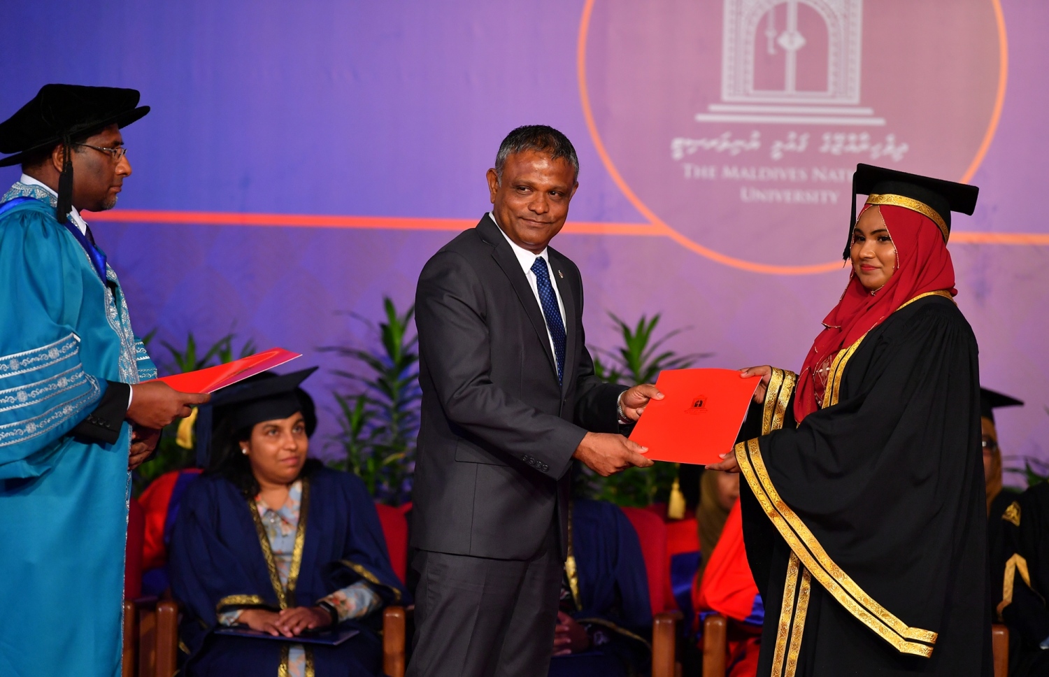 މާލެ: އޭޕްރީލް 11، 2019- ދިވެހިރާއްޖޭގެ ގައުމީ ޔުނިވަސިޓީން މިދިޔަ އަހަރު ދަސްވެނިމުނު ދަރިވަރަަކަށް ހަޔާ އެޑިއުކޭޝަން މިނިސްޓަރު ޑރ. އިބްރާހިމް ހަސަން ސެޓްފިކެޓު ދެއްވަނީ: މި ހަފުލާގައި 558 ދަރިވަރުން ދަސްވެނިވެފައިވޭ. އޭގެ ތެރެއިން 78.2 ޕަސެންޓަކީ އަންހެން ދަރިވަރުން.---ފޮޓޯތައް: ރައީސް އޮފީސް