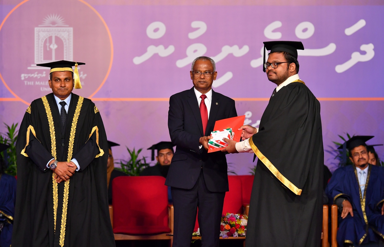 މާލެ: އޭޕްރީލް 11، 2019- ދިވެހިރާއްޖޭގެ ގައުމީ ޔުނިވަސިޓީން މިދިޔަ އަހަރު ދަސްވެނިމުނު ދަރިވަރަަކަށް ރައީސް އިބްރާހިމް މުހައްމަދު ސޯލިހް އިނާމު ދެއްވަނީ: މި ހަފުލާގައި 558 ދަރިވަރުން ދަސްވެނިވެފައިވޭ. އޭގެ ތެރެއިން 78.2 ޕަސެންޓަކީ އަންހެން ދަރިވަރުން.---ފޮޓޯތައް: ރައީސް އޮފީސް