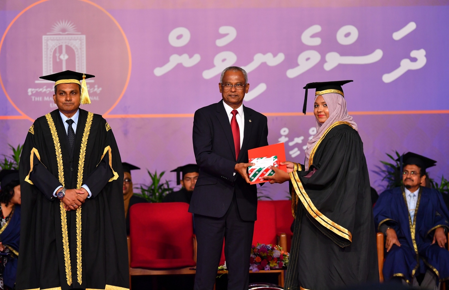 މާލެ: އޭޕްރީލް 11، 2019- ދިވެހިރާއްޖޭގެ ގައުމީ ޔުނިވަސިޓީން މިދިޔަ އަހަރު ދަސްވެނިމުނު ދަރިވަރަަކަށް ރައީސް އިބްރާހިމް މުހައްމަދު ސޯލިހް އިނާމު ދެއްވަނީ: މި ހަފުލާގައި 558 ދަރިވަރުން ދަސްވެނިވެފައިވޭ. އޭގެ ތެރެއިން 78.2 ޕަސެންޓަކީ އަންހެން ދަރިވަރުން.---ފޮޓޯތައް: ރައީސް އޮފީސް