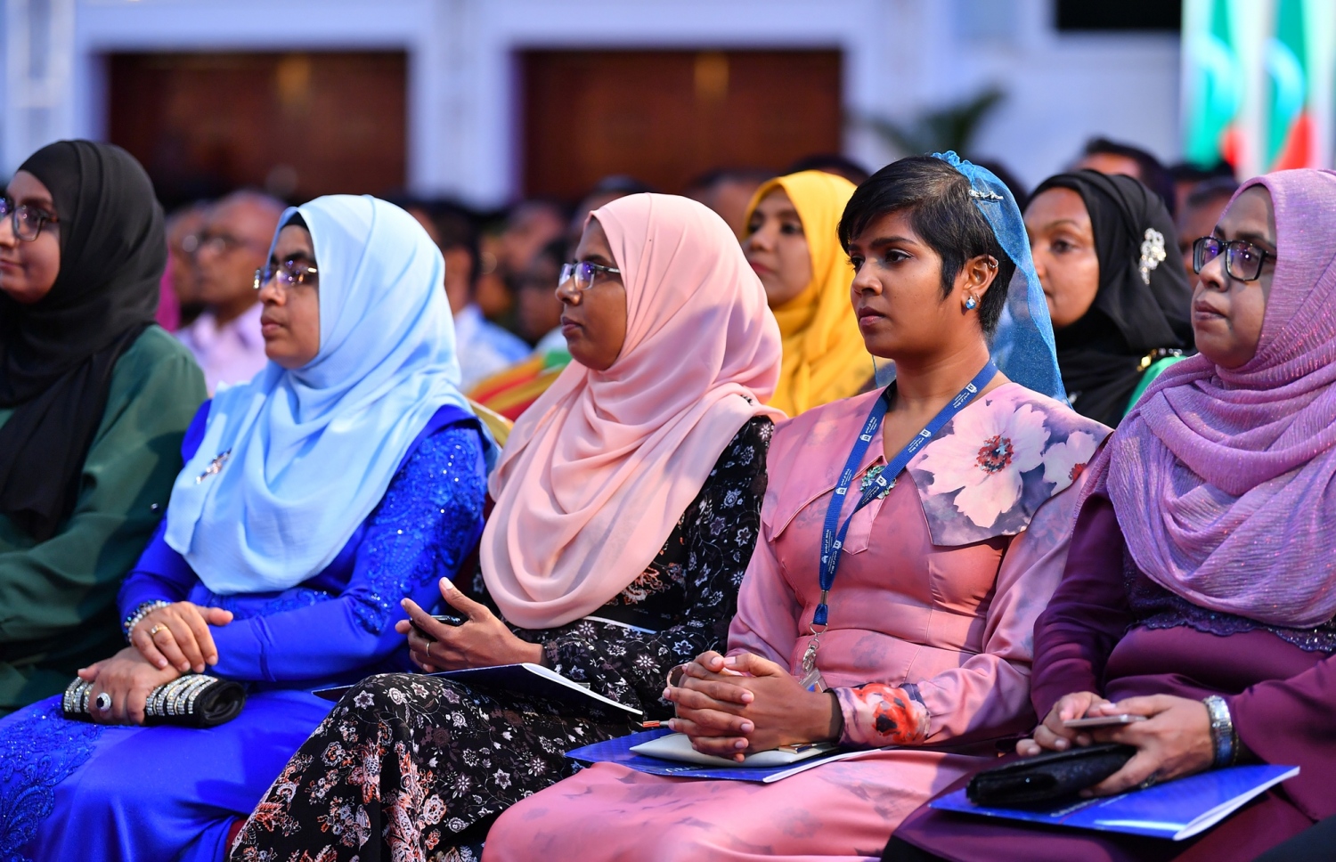 މާލެ: އޭޕްރީލް 11، 2019- ދިވެހިރާއްޖޭގެ ގައުމީ ޔުނިވާސިޓީގެ މިދިޔަ އަހަރުގެ ދަސްވެނިވުމުގެ ހަފުލާގައި ބައިވެރިވެވަޑައިގެންނެވި ބައެއް މީހުން.---ފޮޓޯ: ރައީސް އޮފީސް