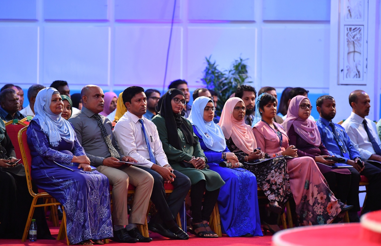މާލެ: އޭޕްރީލް 11، 2019- ދިވެހިރާއްޖޭގެ ގައުމީ ޔުނިވާސިޓީގެ މިދިޔަ އަހަރުގެ ދަސްވެނިވުމުގެ ހަފުލާގައި ބައިވެރިވެވަޑައިގެންނެވި ބައެއް މީހުން.---ފޮޓޯ: ރައީސް އޮފީސް