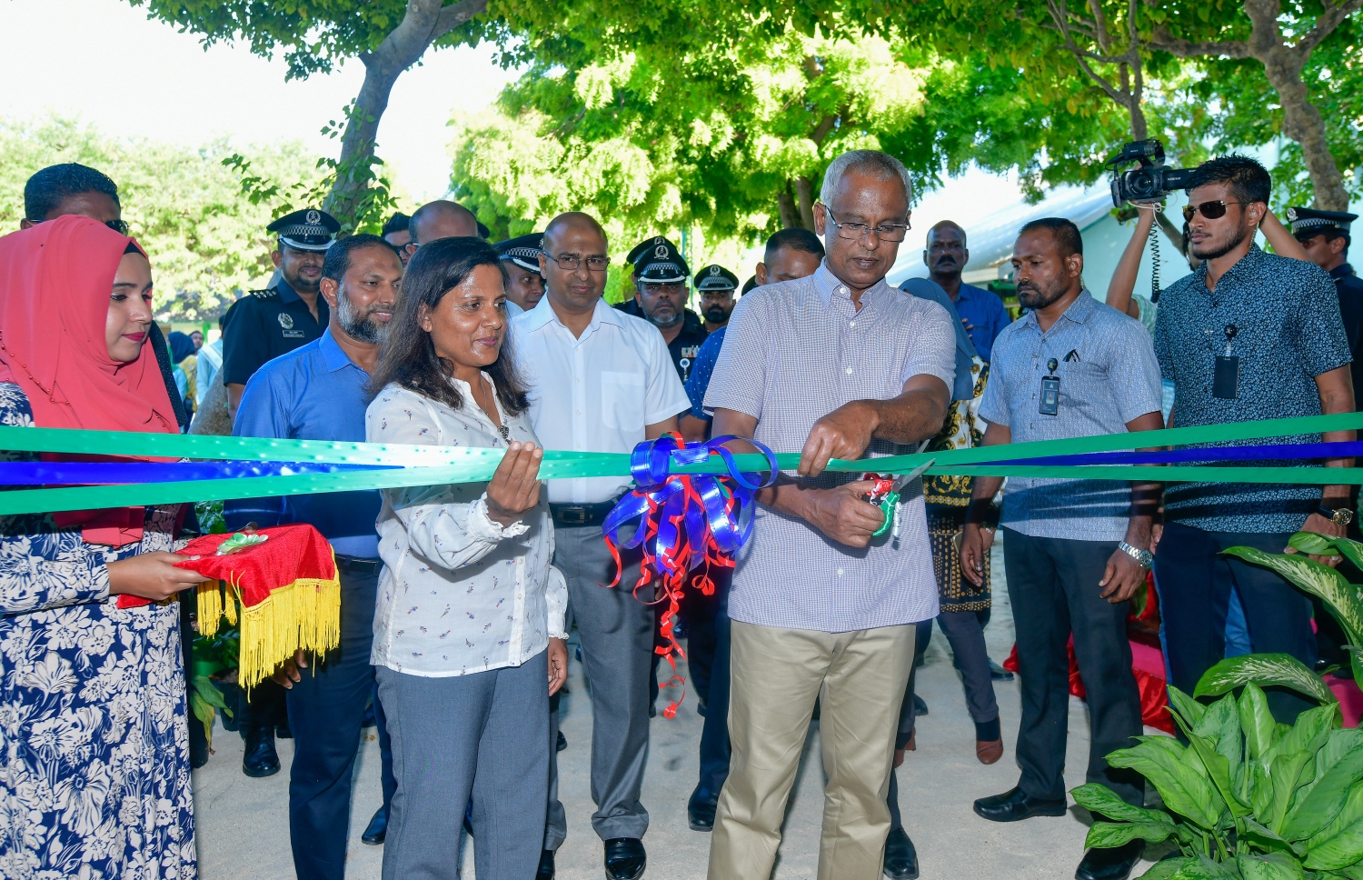 ގައިދީންގެ ކްރިއޭޓިވިޓީ ފެއާ ރައީސް އިބްރާހިމް މުހައްމަދު ސޯލިހު (ކ) އާއި އެމަނިކުފާނުގެ އަނބިކަނބަލުން ފަޒްނާ އަހްމަދު ހުޅުއްވައިދެއްވަނީ -- ފޮޓޯ: ނިޝާން އަލީ/ މިހާރު