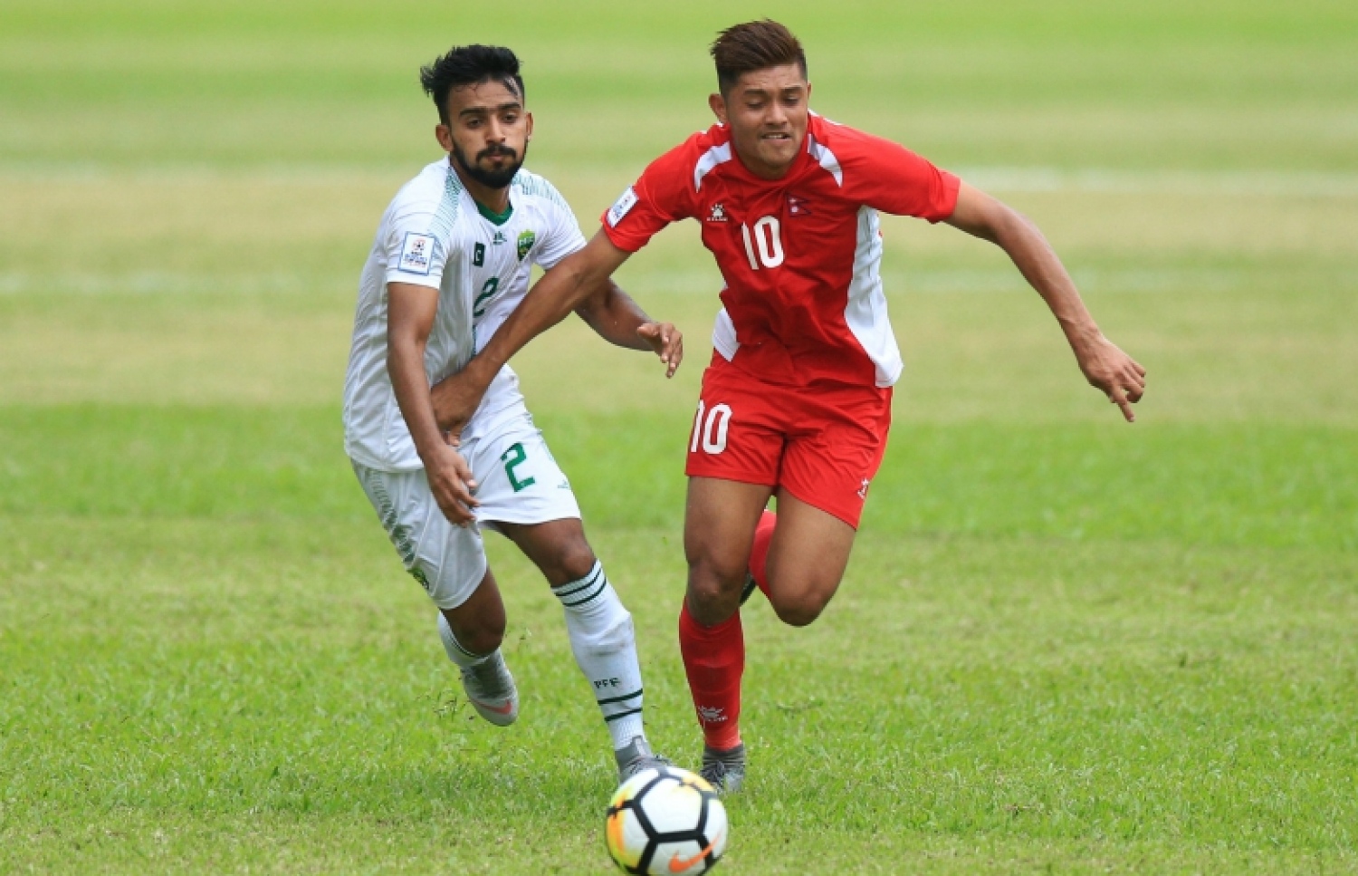 ޕާކިސްތާން ކުޅުންތެރިއަކު ކައިރިން ބިމަލް (ކ) ބޯޅަ ހިފައިގެންދަނީ. -- ފޮޓޯ: އޭއެފްޕީ