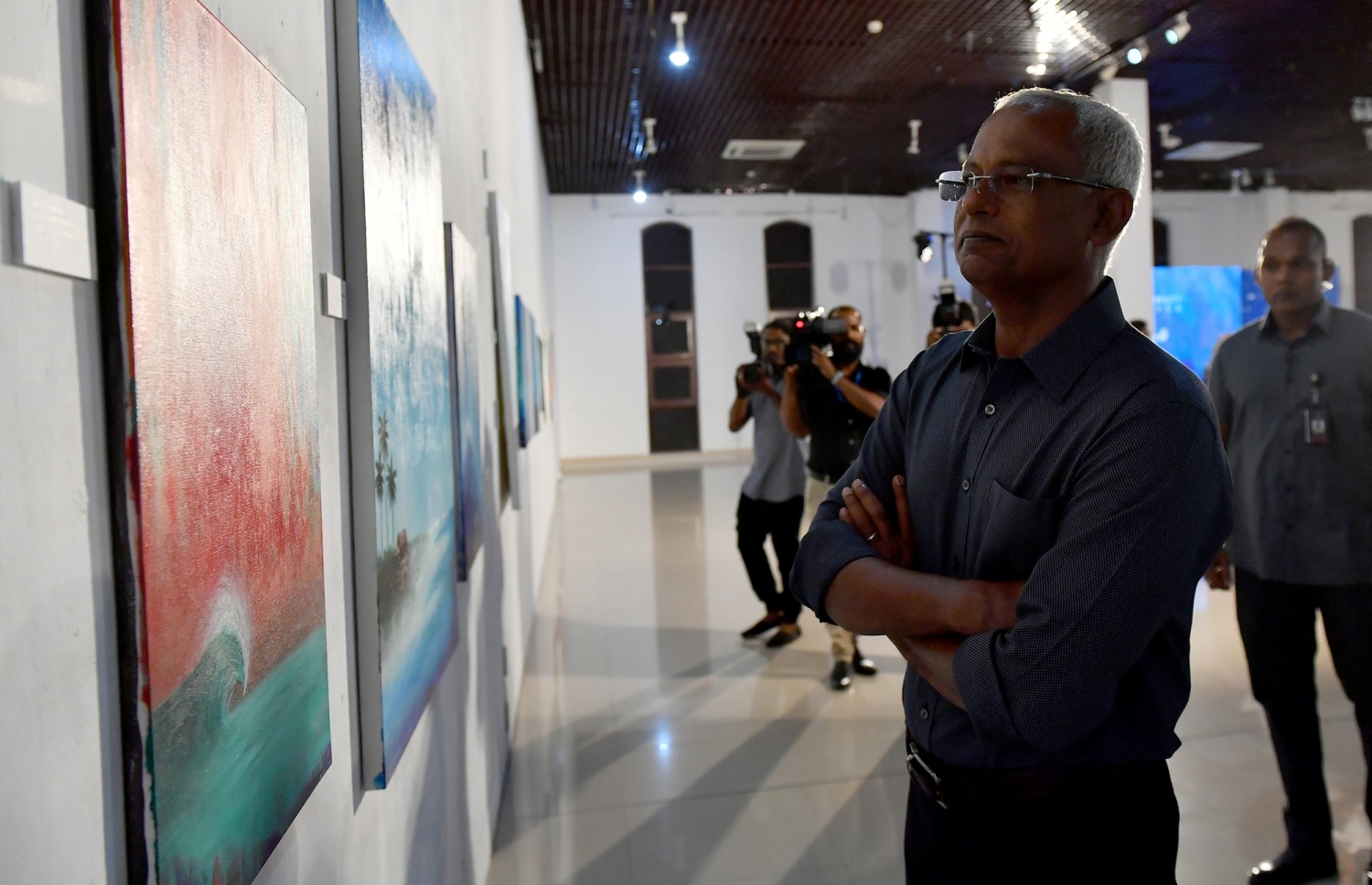 ހުނަރުވެރި ކުރެހުންތެރިޔާ ޒުލެއިހާގެ ކުރެހުންތައް ރައީސް އިބްރާހިމް މުހައްމަދު ސޯލިހް ރޭ ބައްލަވާލައްވަނީ. --- ފޮޓޯ: ރައީސް އޮފީސް