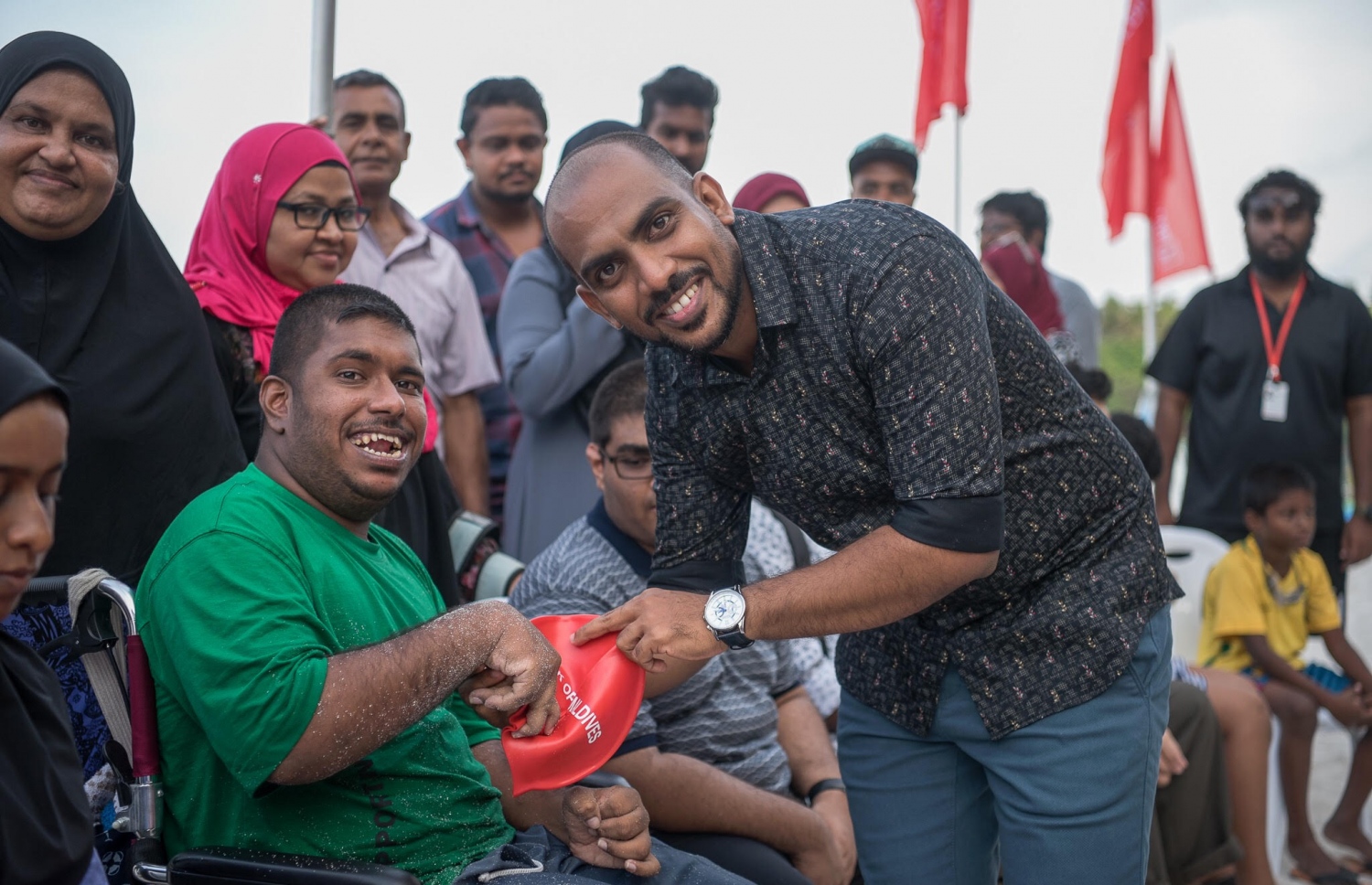 ވިލިމާލޭގައި މިއަދު ބޭއްވި ހަރަކާތުގައި، ބޭންކް އޮފް މޯލްޑިވްސްގެ ޕަބްލިކް ރިލޭޝަންސް މެނޭޖަރު މުހައްމަދު ސައީދު، ނުކުޅެދުންތެރިކަން ހުންނަ މީހަކާ އެކު ފޮޓޯއެއް ނަންގަވަނީ.---ފޮޓޯ: ބީއެމްއެލް