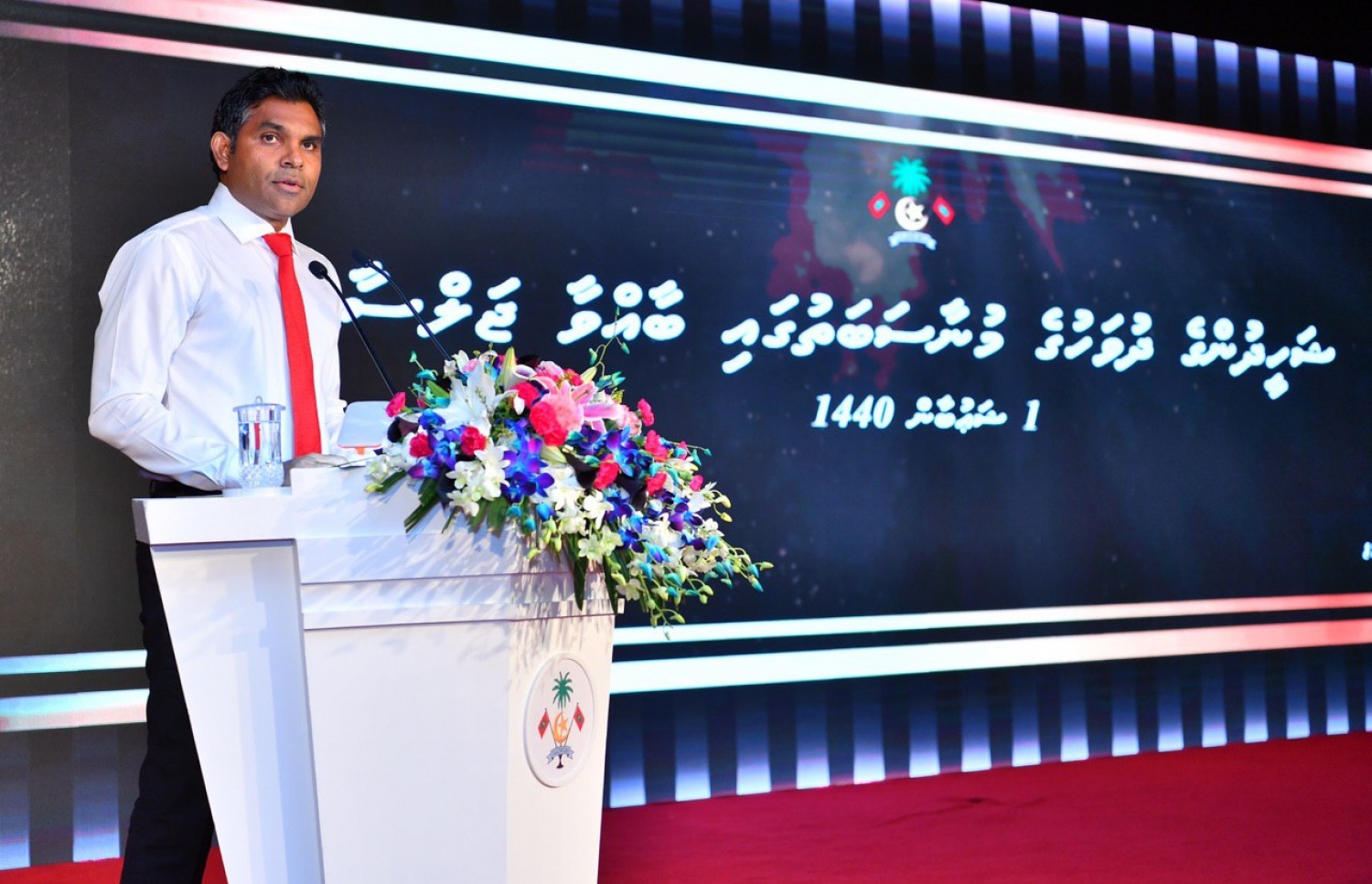 ޝަހީދުންގެ ދުވަސް ފާހަގަ ކުރަން ދަރުބާރުގޭގައި މިރޭ ބޭއްވި ޖަލްސާގައި ނައިބު ރައީސް ވާހަކަފުޅު ދައްކަވަނީ. --- ފޮޓޯ: ރައީސް އޮފީސް