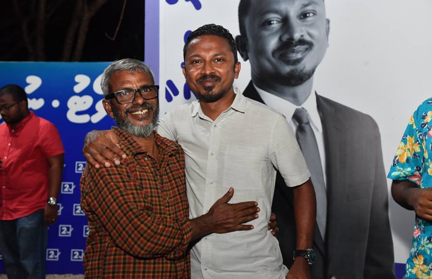 ވިލިމާލެ ދާއިރާގެ ގޮނޑި ކާމިޔާބު ކުރެއްވި އުޝާމް (ކ) މީހަކާ އެކު ފޮޓޯއަކަށް ހުއްޓިގެން