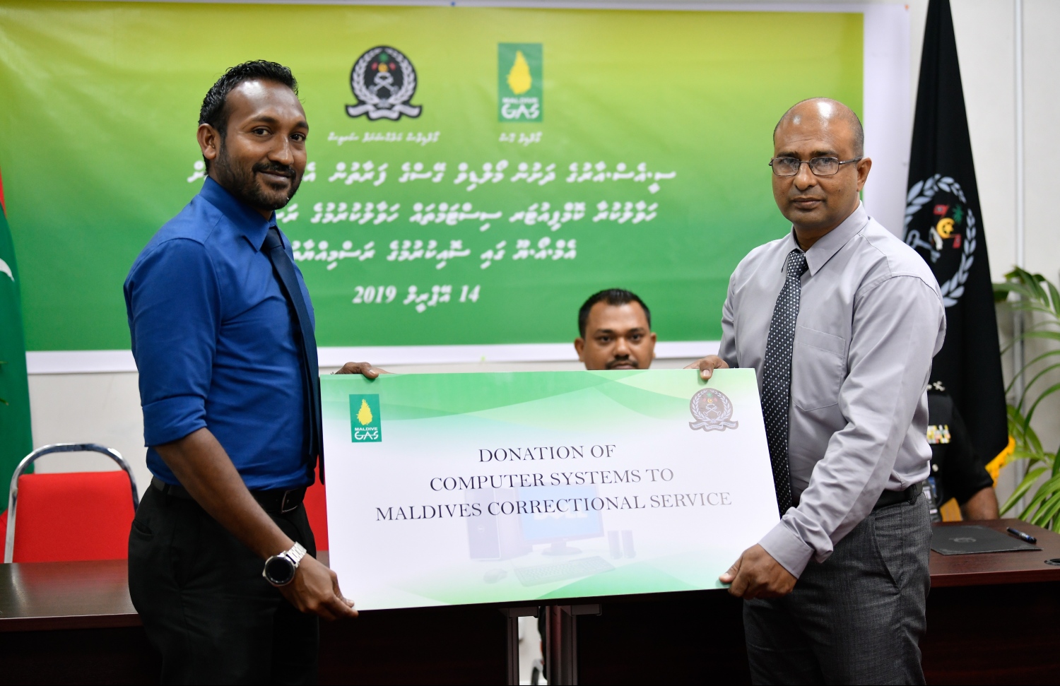 މޯލްޑިވް ގޭހުގެ ފަރާތުން ކަރެކްޝަންސް އަށް، ކޮމްޕިއުޓާ ސިސްޓަމް ހަދިޔާކުރިކަމުގެ ރަމްޒީ ލިޔުމެއް، ކޮމިޝަނާ އޮފް ޕްރިޒަންސް މުނާޒަށް (ކ) އަށް ދެއްވަނީ.--ފޮޓޯ: ހުސެއިން ވަހީދު/ މިހާރު