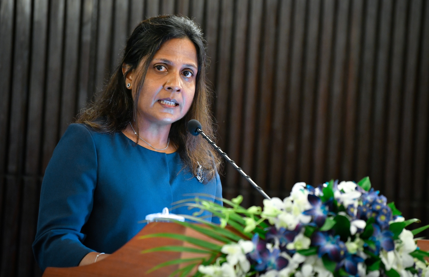 ފަސްޓް ލޭޑީ ފަޒްނާ އަހްމަދު "ނަފްސާނީ ދުޅަހެޔޮ ރާއްޖެ" ކެމްޕެއިން އިފްތިތާހުކުރުމުގެ ރަސްމިއްޔާތުގައި މިއަދު ވާހަކަފުޅު ދައްކަވަނީ.--- ފޮޓޯ: ނިޝާން އަލީ/ މިހާރު