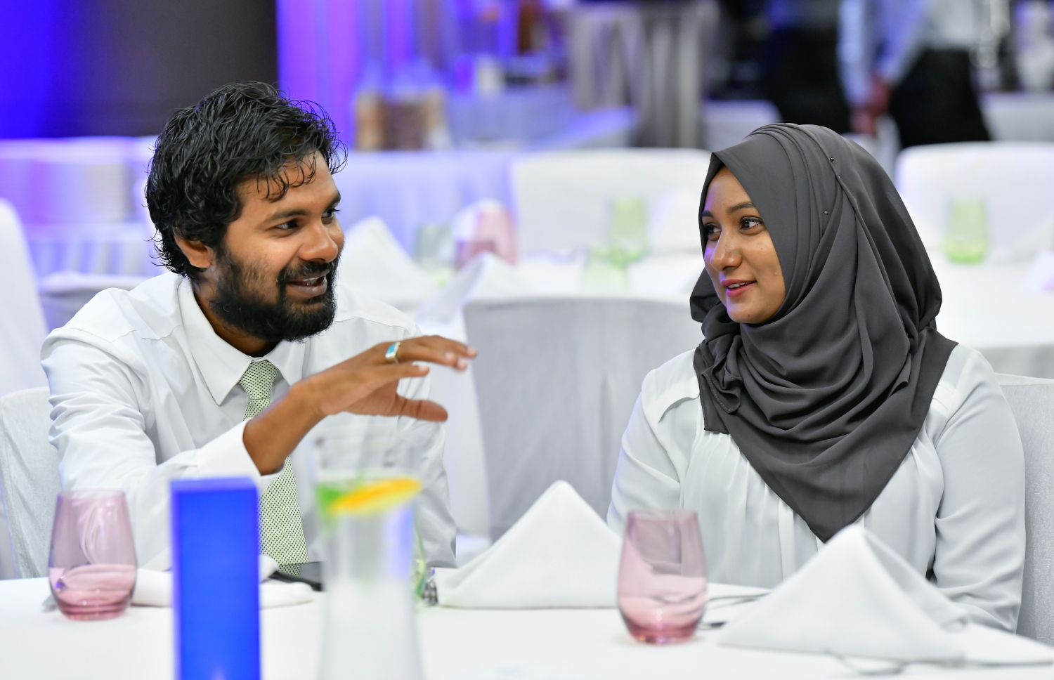 މިއަދުގެ ރަސްމިއްޔާތުގައި ބައިވެރިވި ދެ ޒުވާނަކު ވާހަކަ ދައްކަނީ.---ފޮޓޯ: ނިޝާން އަލީ/މިހާރު