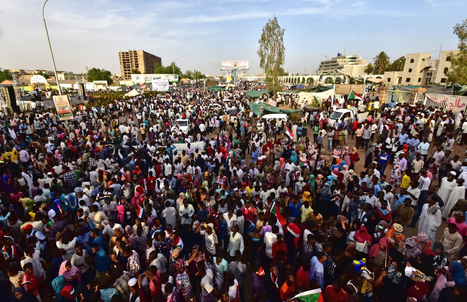 ސޫދާންގެ ޕޮލިސް ހެޑްކުއާޓަރުގެ ބޭރުގައި މުޒާހަރާ ކުރަނީ. --ފޮޓޯ:އޭއެފްޕީ