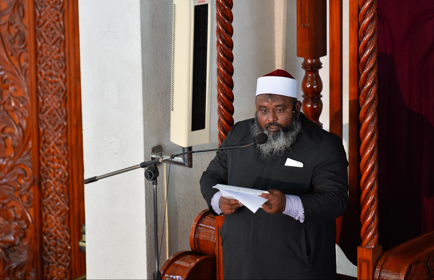 ރާއްޖެ އަށް ވާރޭ ނުވެހި ގިނަ ދުވަސްވެ، ފެނަށް ޖެހިފައިވާތީ މާލޭގައި މިއަދު ކުރި އިސްތިސްގާ ނަމާދަށް ފަހު ޑރ. އިޔާޒް ޚުތުބާ ވިދާޅުވަނީ: ރާއްޖޭގެ ހުރިހާ ރަށެއްގައި މިއަދުގެ މެންދުރު ނަމާދަށް ފަހު ވަނީ އިސްތިސްގާ ނަމާދު ކޮށްފައި.---ފޮޓޯ: ހުސައިން ވަހީދު/މިހާރު