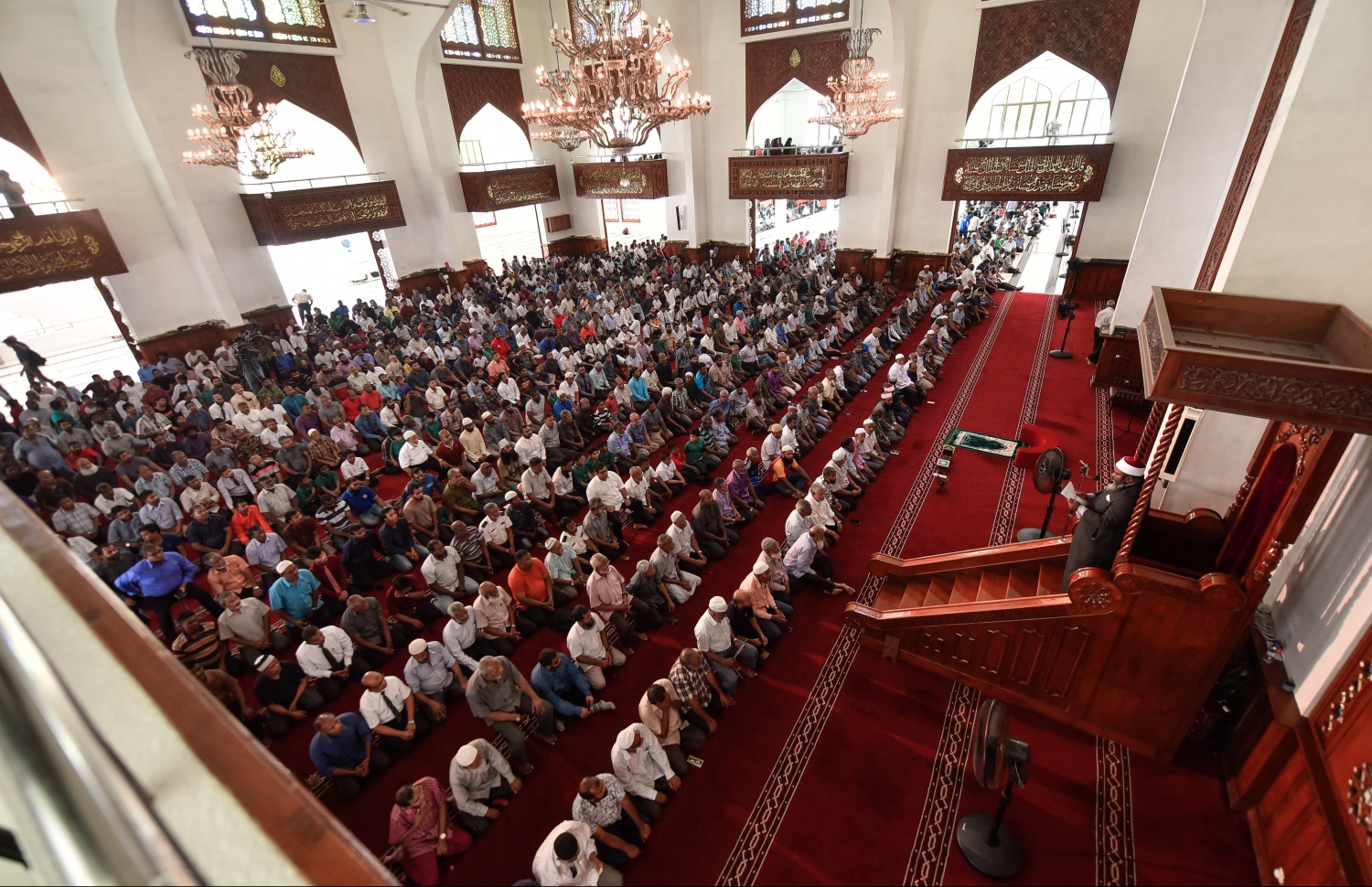 ރާއްޖެ އަށް ވާރޭ ނުވެހި ގިނަ ދުވަސްވެ، ފެނަށް ޖެހިފައިވާތީ މާލޭގައި މިއަދު ކުރި އިސްތިސްގާ ނަމާދަށް ފަހު ދުއާ ކުރަނީ: ރާއްޖޭގެ ހުރިހާ ރަށެއްގައި މިއަދުގެ މެންދުރު ނަމާދަށް ފަހު ވަނީ އިސްތިސްގާ ނަމާދު ކޮށްފައި.---ފޮޓޯ: ހުސައިން ވަހީދު/މިހާރު