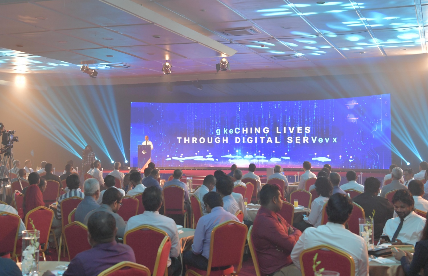 މާލެ: އޭޕްރިލް 14، 2019: ދިރާގު ފައިބާ ބްރޯޑުބޭންޑުގެ ހިދުމަތް ރާއްޖޭގެ 75 ޕަސެންޓް ސަރަހައްދަށް ދިނުން ފާހަގަކުރުމަށް ދަރުބާރުގޭގައި ބޭއްވި ރަސްމިއްޔާތެއްގައި ރައީސް އިބްރާހިމް މުހައްމަދު ސޯލިހް ވާހަކަ ދައްކަވަނީ.-- ފޮޓޯ: ރައީސް އޮފީސް