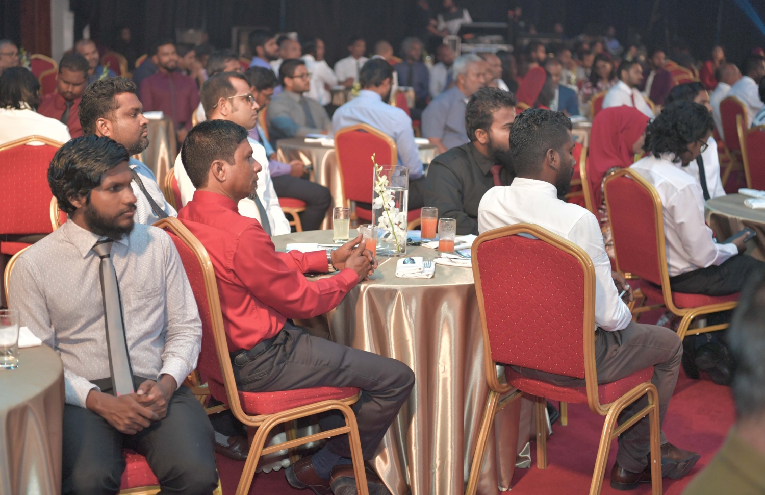 މާލެ: އޭޕްރިލް 14، 2019: ދިރާގު ފައިބާ ބްރޯޑުބޭންޑުގެ ހިދުމަތް ރާއްޖޭގެ 75 ޕަސެންޓް ސަރަހައްދަށް ދިނުން ފާހަގަކުރުމަށް ދަރުބާރުގޭގައި ބޭއްވި ރަސްމިއްޔާތެއްގައި ދިރާގުގެ ބައެއް މުވައްޒަފުން ބައިވެރިވަނީ.-- ފޮޓޯ: ރައީސް އޮފީސް