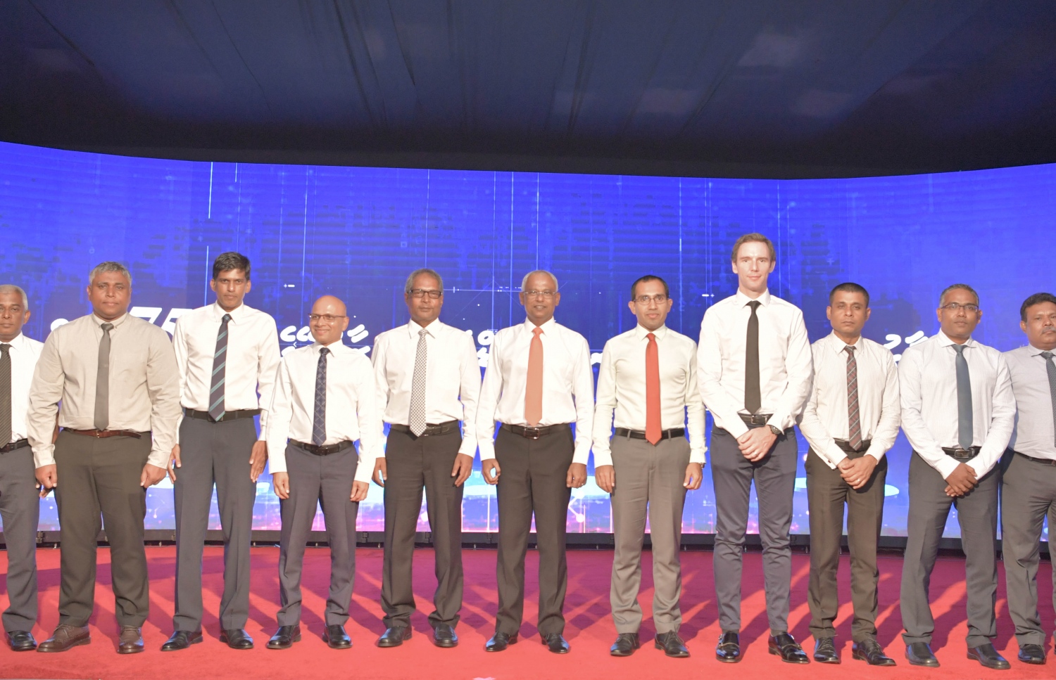 މާލެ: އޭޕްރިލް 14، 2019: ދިރާގު ފައިބާ ބްރޯޑުބޭންޑުގެ ހިދުމަތް ރާއްޖޭގެ 75 ޕަސެންޓް ސަރަހައްދަށް ދިނުން ފާހަގަކުރުމަށް ދަރުބާރުގޭގައި ބޭއްވި ރަސްމިއްޔާތެއްގައި ދިރާގުގެ ސީއީއޯ އިސްމާއިލް ރަޝީދު، ކޮމިއުނިކޭޝަން މިނިސްޓަރު މުހައްމަދު މަލީހުގެ އިތުރުން ބައެއް އިސްވެރިންނާއެކު، ރައީސް އިބްރާހިމް މުހައްމަދު ސޯލިހް ފޮޓޯއެއްގައި ބައިވެރިވެ ވަޑައިގަންނަވަނީ.-- ފޮޓޯ: ރައީސް އޮފީސް