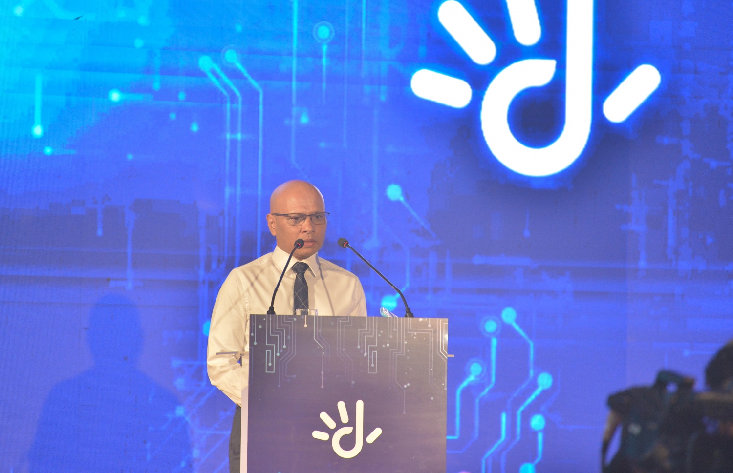 މާލެ: އޭޕްރިލް 14، 2019: ދިރާގު ފައިބާ ބްރޯޑުބޭންޑުގެ ހިދުމަތް ރާއްޖޭގެ 75 ޕަސެންޓް ސަރަހައްދަށް ދިނުން ފާހަގަކުރުމަށް ދަރުބާރުގޭގައި ބޭއްވި ރަސްމިއްޔާތެއްގައި ދިރާގުގެ ސީއީއޯ އިސްމާއިލް ރަޝީދު ވާހަކަ ދައްކަވަނީ.-- ފޮޓޯ: ރައީސް އޮފީސް