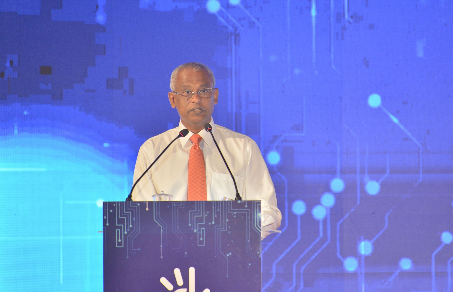 މާލެ: އޭޕްރިލް 14، 2019: ދިރާގު ފައިބާ ބްރޯޑުބޭންޑުގެ ހިދުމަތް ރާއްޖޭގެ 75 ޕަސެންޓް ސަރަހައްދަށް ދިނުން ފާހަގަކުރުމަށް ދަރުބާރުގޭގައި ބޭއްވި ރަސްމިއްޔާތެއްގައި ރައީސް އިބްރާހިމް މުހައްމަދު ސޯލިހް ވާހަކަ ދައްކަވަނީ.-- ފޮޓޯ: ރައީސް އޮފީސް