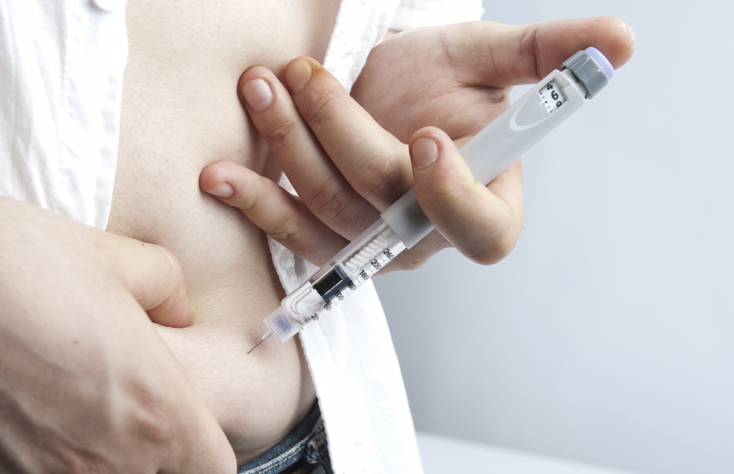 ހަކުރު ބަލީގެ މީހަކު އިންސިއުލިން އިންޖެކްޝަން ޖަހަނީ.