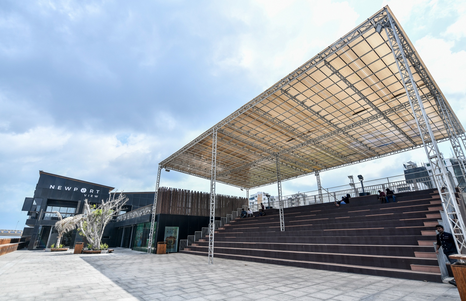 ސިނަމާލެ ބްރިޖު ބަލަން ހެދި ޕްލެޓްފޯމް. ސިނަމާލެ ބްރިޖު އެޅި ފަހުން ވެސް މީހުން އެ ތަން ބޭނުން ކުރޭ. --- ފޮޓޯ: މިހާރު